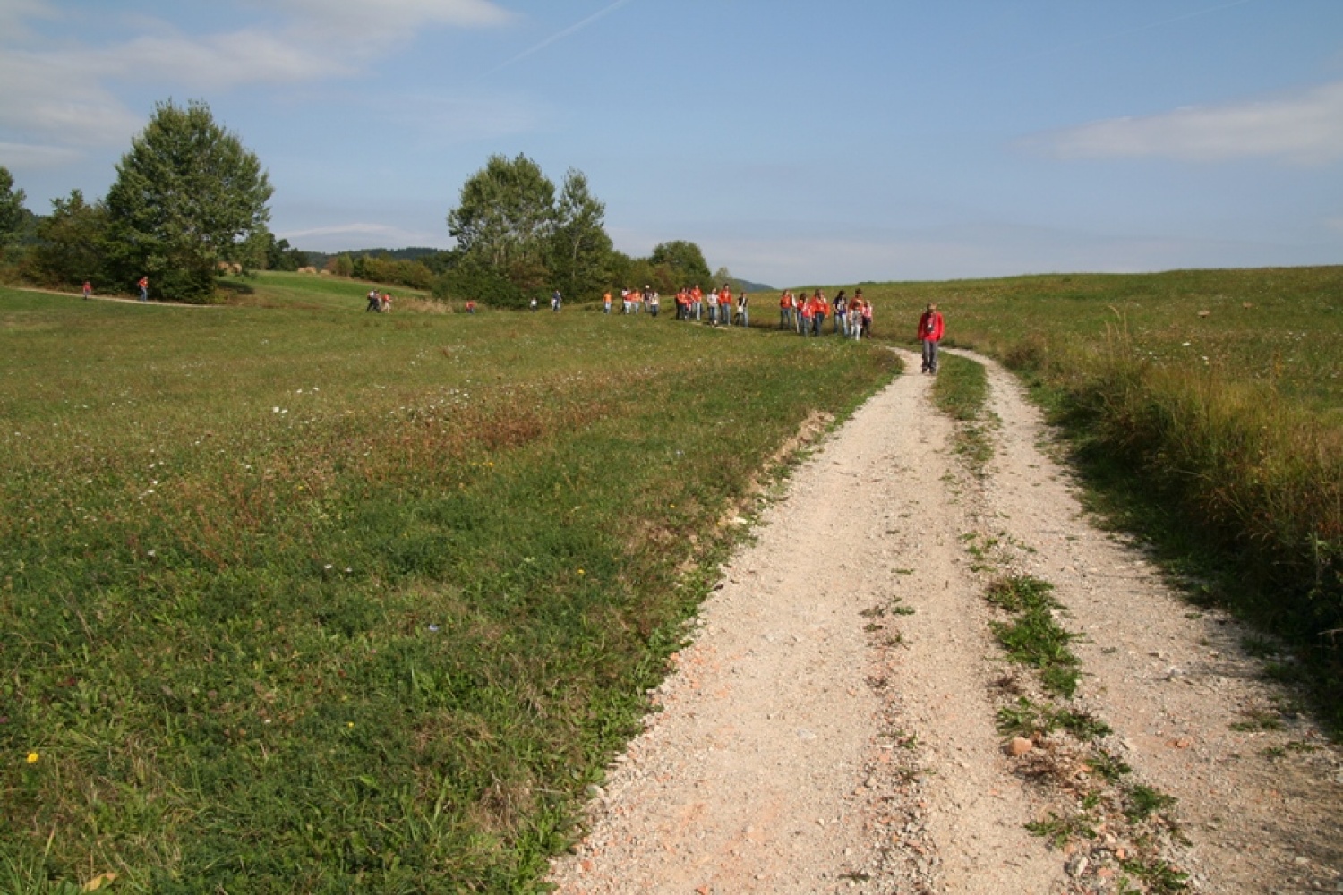 Najprej zvestim bralcem SkavtOPISa dolgujem uvodna opozorila (in opravičilo), če bo ta članek drugačne zgradbe kot ste ga vajeni. Vem, da imamo v ta namen primernejše besedilne vrste in temu ustrezne rubrike v medijih; priznam tudi, da so le-te na vidiku (da se v prihodnosti v njih izrazim), a tale vid-ik je, kljub temu da zrem v svet skozi povečevalna stekla, vseeno še precej zamegljen.