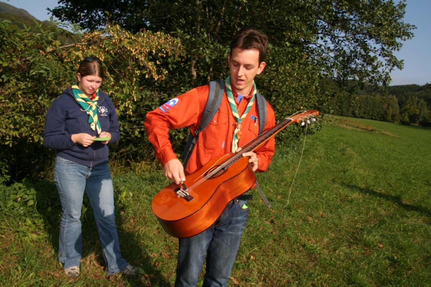 Najprej zvestim bralcem SkavtOPISa dolgujem uvodna opozorila (in opravičilo), če bo ta članek drugačne zgradbe kot ste ga vajeni. Vem, da imamo v ta namen primernejše besedilne vrste in temu ustrezne rubrike v medijih; priznam tudi, da so le-te na vidiku (da se v prihodnosti v njih izrazim), a tale vid-ik je, kljub temu da zrem v svet skozi povečevalna stekla, vseeno še precej zamegljen.