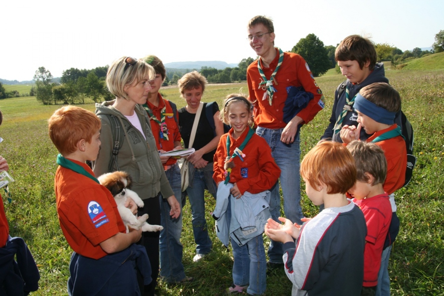 Najprej zvestim bralcem SkavtOPISa dolgujem uvodna opozorila (in opravičilo), če bo ta članek drugačne zgradbe kot ste ga vajeni. Vem, da imamo v ta namen primernejše besedilne vrste in temu ustrezne rubrike v medijih; priznam tudi, da so le-te na vidiku (da se v prihodnosti v njih izrazim), a tale vid-ik je, kljub temu da zrem v svet skozi povečevalna stekla, vseeno še precej zamegljen.