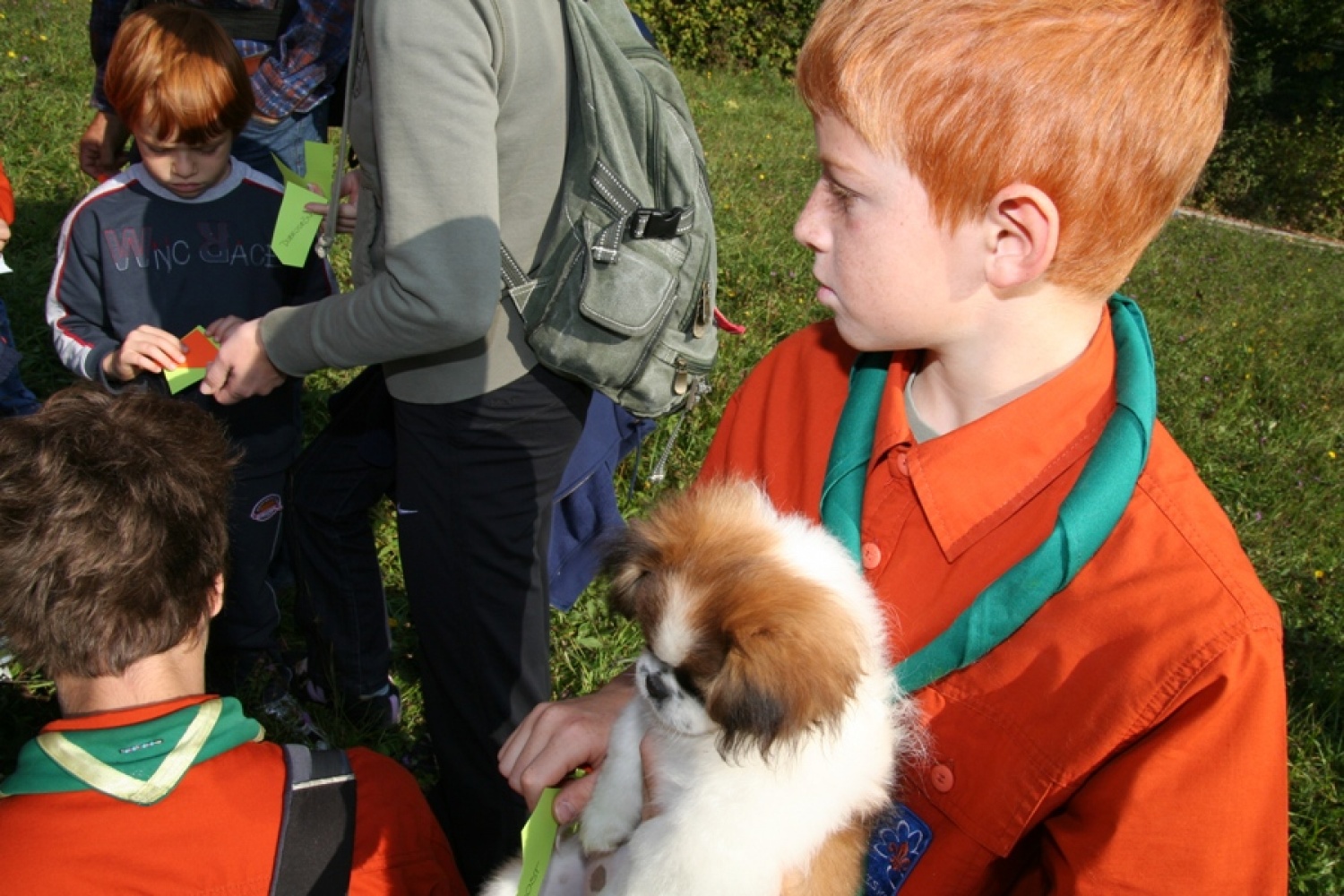Najprej zvestim bralcem SkavtOPISa dolgujem uvodna opozorila (in opravičilo), če bo ta članek drugačne zgradbe kot ste ga vajeni. Vem, da imamo v ta namen primernejše besedilne vrste in temu ustrezne rubrike v medijih; priznam tudi, da so le-te na vidiku (da se v prihodnosti v njih izrazim), a tale vid-ik je, kljub temu da zrem v svet skozi povečevalna stekla, vseeno še precej zamegljen.