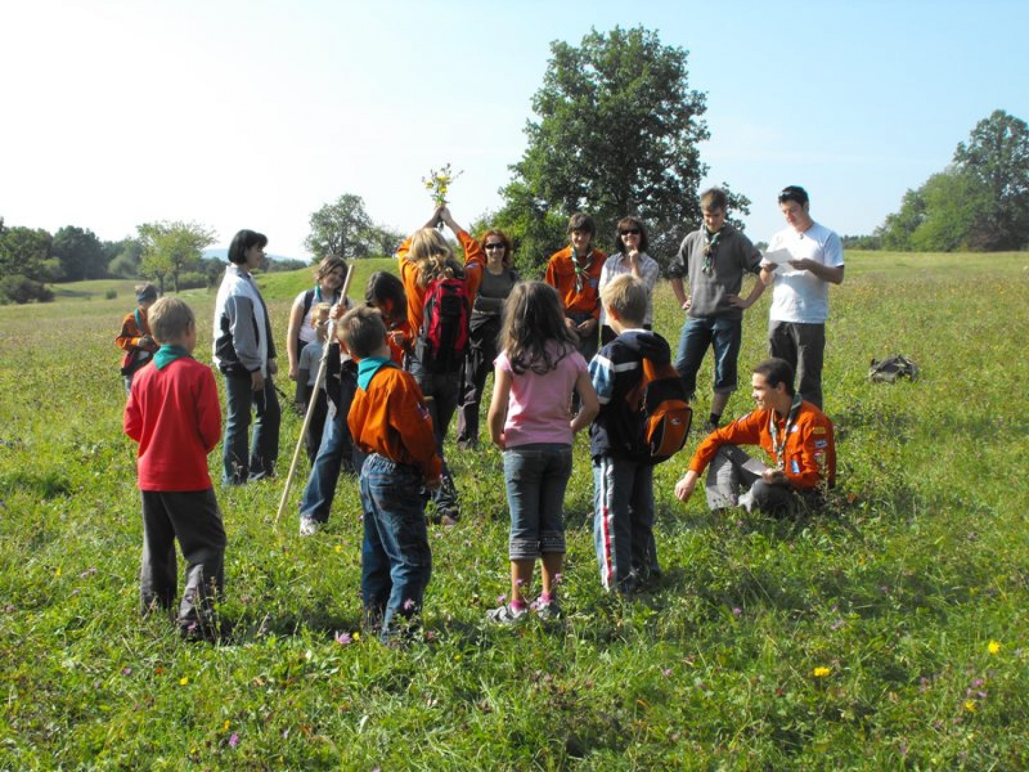 Najprej zvestim bralcem SkavtOPISa dolgujem uvodna opozorila (in opravičilo), če bo ta članek drugačne zgradbe kot ste ga vajeni. Vem, da imamo v ta namen primernejše besedilne vrste in temu ustrezne rubrike v medijih; priznam tudi, da so le-te na vidiku (da se v prihodnosti v njih izrazim), a tale vid-ik je, kljub temu da zrem v svet skozi povečevalna stekla, vseeno še precej zamegljen.