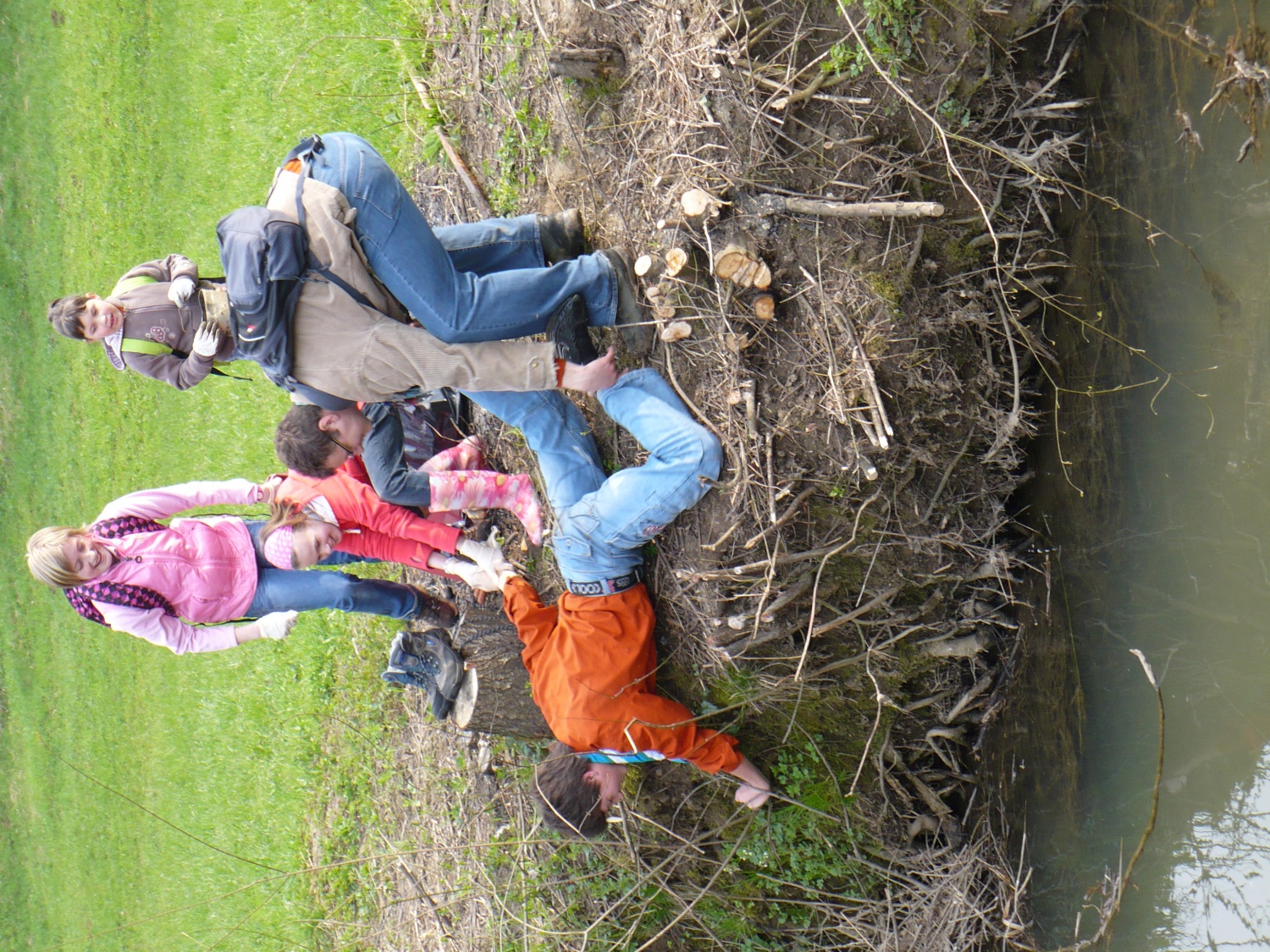 Skavti na eni od akcij Očistimo Slovenijo 2010