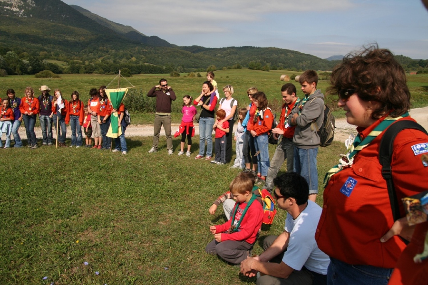 Najprej zvestim bralcem SkavtOPISa dolgujem uvodna opozorila (in opravičilo), če bo ta članek drugačne zgradbe kot ste ga vajeni. Vem, da imamo v ta namen primernejše besedilne vrste in temu ustrezne rubrike v medijih; priznam tudi, da so le-te na vidiku (da se v prihodnosti v njih izrazim), a tale vid-ik je, kljub temu da zrem v svet skozi povečevalna stekla, vseeno še precej zamegljen.