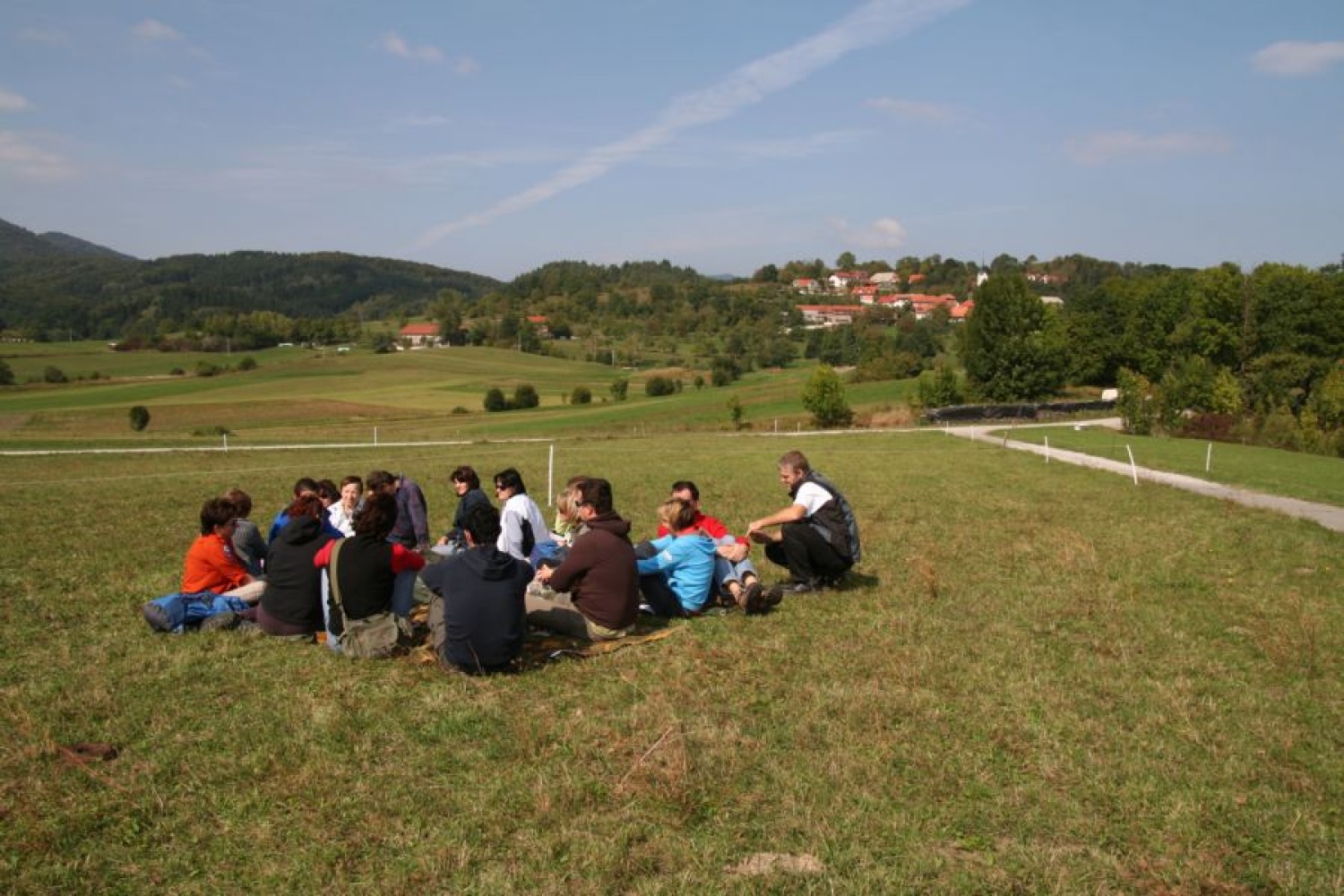 Najprej zvestim bralcem SkavtOPISa dolgujem uvodna opozorila (in opravičilo), če bo ta članek drugačne zgradbe kot ste ga vajeni. Vem, da imamo v ta namen primernejše besedilne vrste in temu ustrezne rubrike v medijih; priznam tudi, da so le-te na vidiku (da se v prihodnosti v njih izrazim), a tale vid-ik je, kljub temu da zrem v svet skozi povečevalna stekla, vseeno še precej zamegljen.