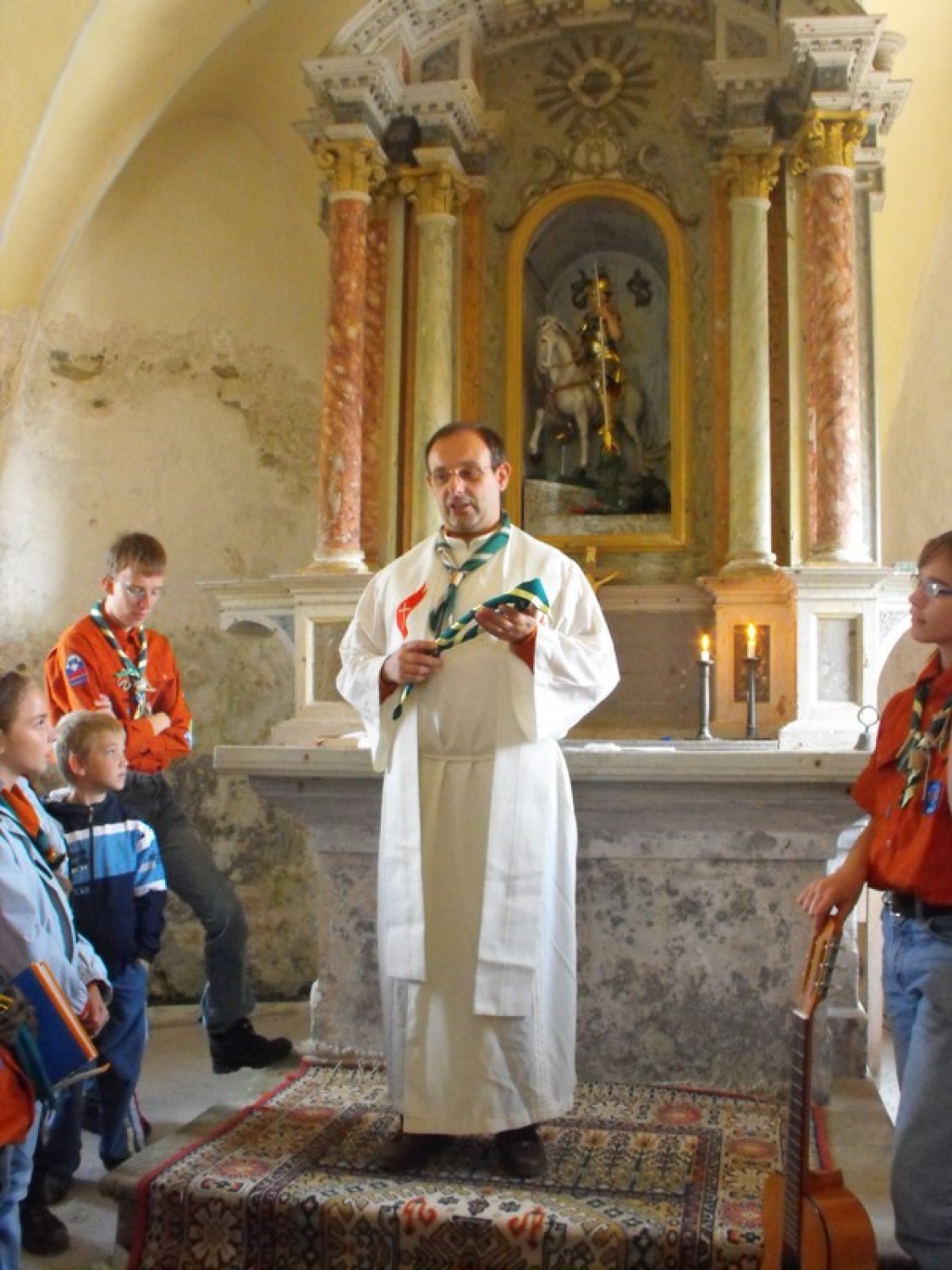 Najprej zvestim bralcem SkavtOPISa dolgujem uvodna opozorila (in opravičilo), če bo ta članek drugačne zgradbe kot ste ga vajeni. Vem, da imamo v ta namen primernejše besedilne vrste in temu ustrezne rubrike v medijih; priznam tudi, da so le-te na vidiku (da se v prihodnosti v njih izrazim), a tale vid-ik je, kljub temu da zrem v svet skozi povečevalna stekla, vseeno še precej zamegljen.
