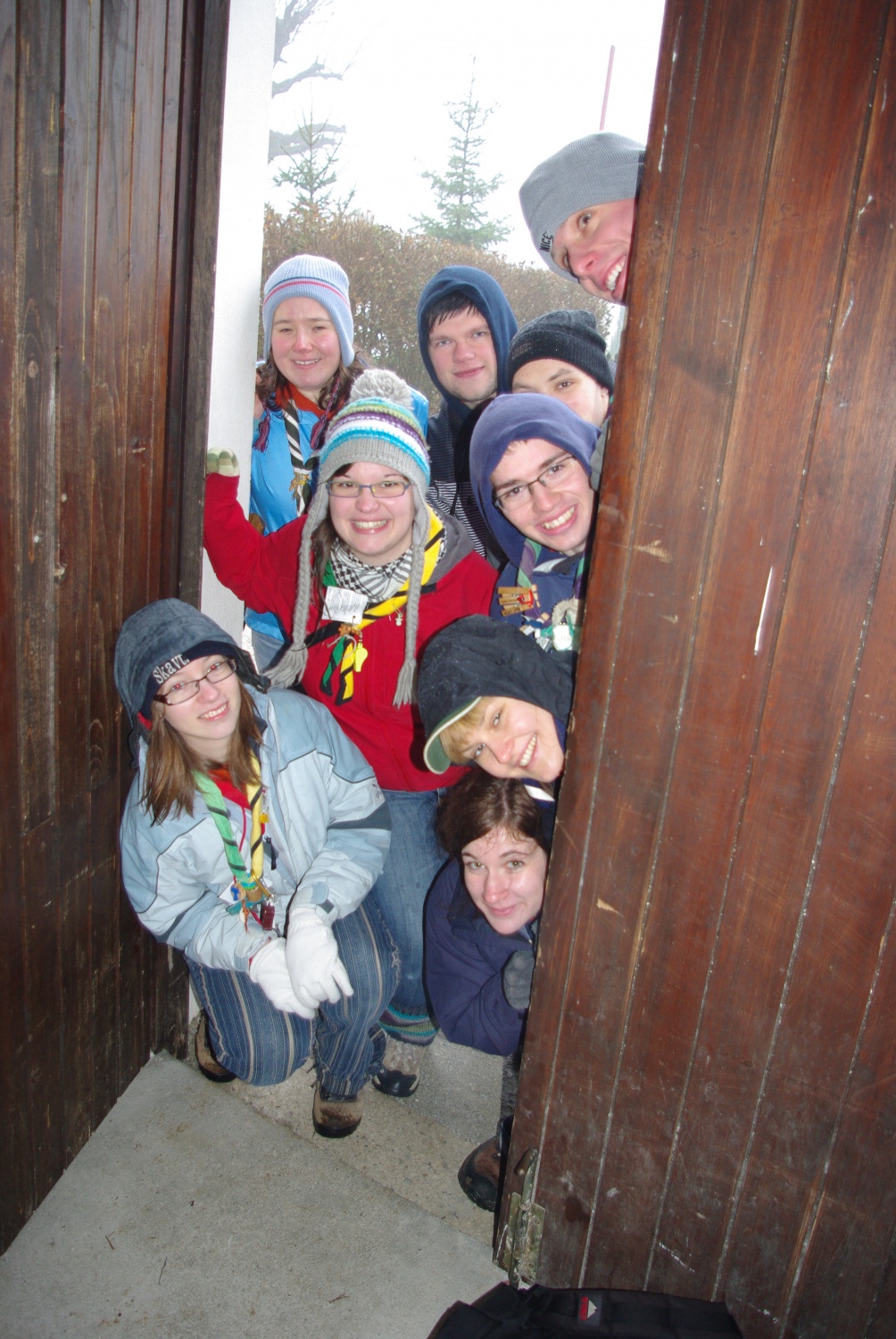 8. januarja je na Prežganju potekal Zagrizi - srečanje ljubljanske regije.
Na srečanju smo se voditelji spomnili na slovensko besedo in običaje.
Dopoldne smo se na delavnicah učili različnih spretnosti (dražgoški kruhki, pritrkavanje, družabne igre, ognji).
Sledilo je kosilo - čisto ta pravi golaž.
Po kosilu smo spoznavali različna narečja in jih predstavili s pesmijo in narečnimi besedami.
Zaključili pa smo z nekaj družabnimi kmečkimi igrami.
Lep dan je bil.