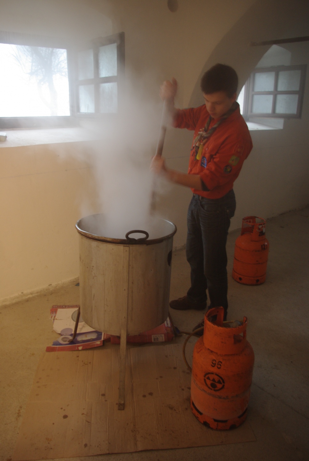 8. januarja je na Prežganju potekal Zagrizi - srečanje ljubljanske regije.
Na srečanju smo se voditelji spomnili na slovensko besedo in običaje.
Dopoldne smo se na delavnicah učili različnih spretnosti (dražgoški kruhki, pritrkavanje, družabne igre, ognji).
Sledilo je kosilo - čisto ta pravi golaž.
Po kosilu smo spoznavali različna narečja in jih predstavili s pesmijo in narečnimi besedami.
Zaključili pa smo z nekaj družabnimi kmečkimi igrami.
Lep dan je bil.