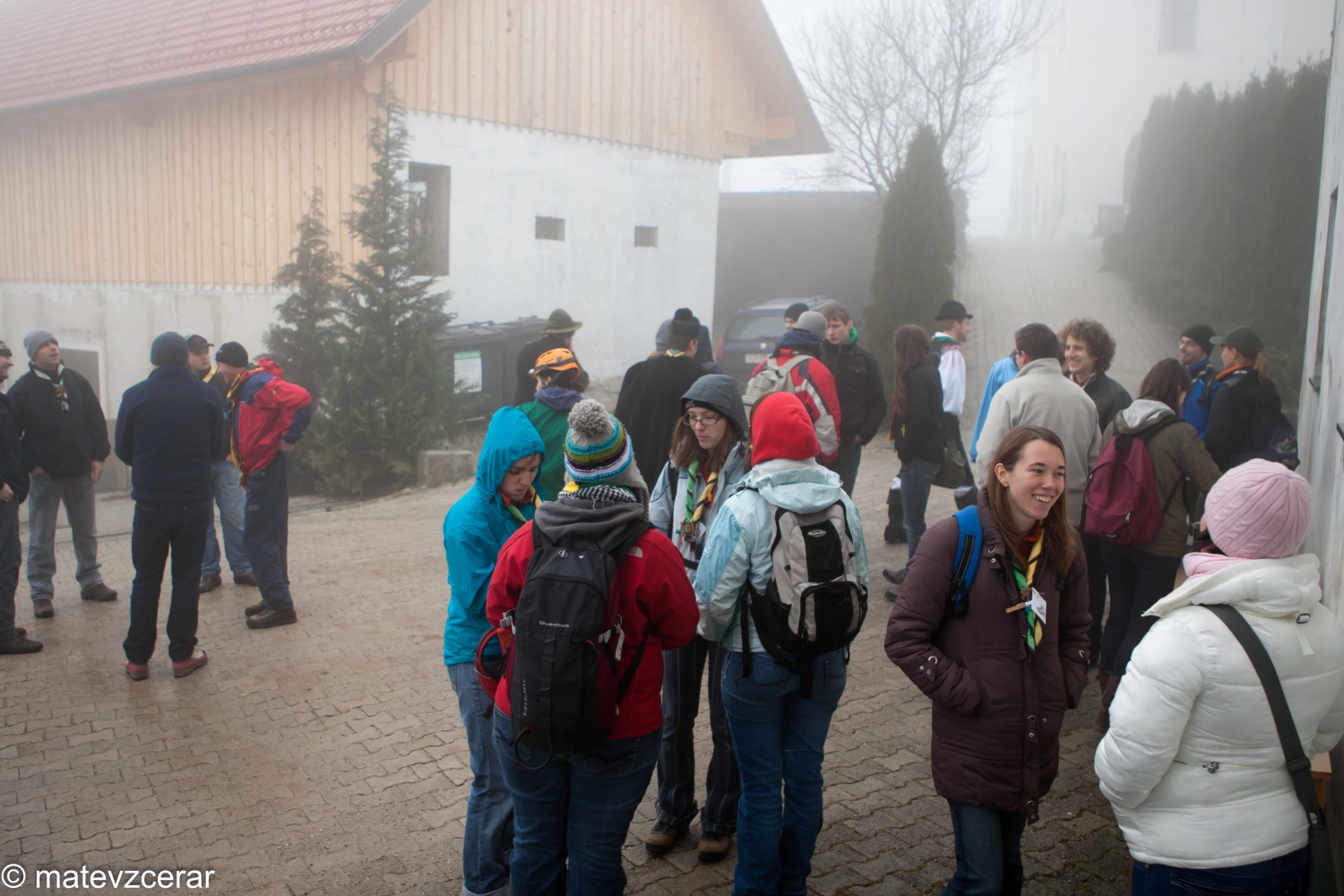 8. januarja je na Prežganju potekal Zagrizi - srečanje ljubljanske regije.
Na srečanju smo se voditelji spomnili na slovensko besedo in običaje.
Dopoldne smo se na delavnicah učili različnih spretnosti (dražgoški kruhki, pritrkavanje, družabne igre, ognji).
Sledilo je kosilo - čisto ta pravi golaž.
Po kosilu smo spoznavali različna narečja in jih predstavili s pesmijo in narečnimi besedami.
Zaključili pa smo z nekaj družabnimi kmečkimi igrami.
Lep dan je bil.