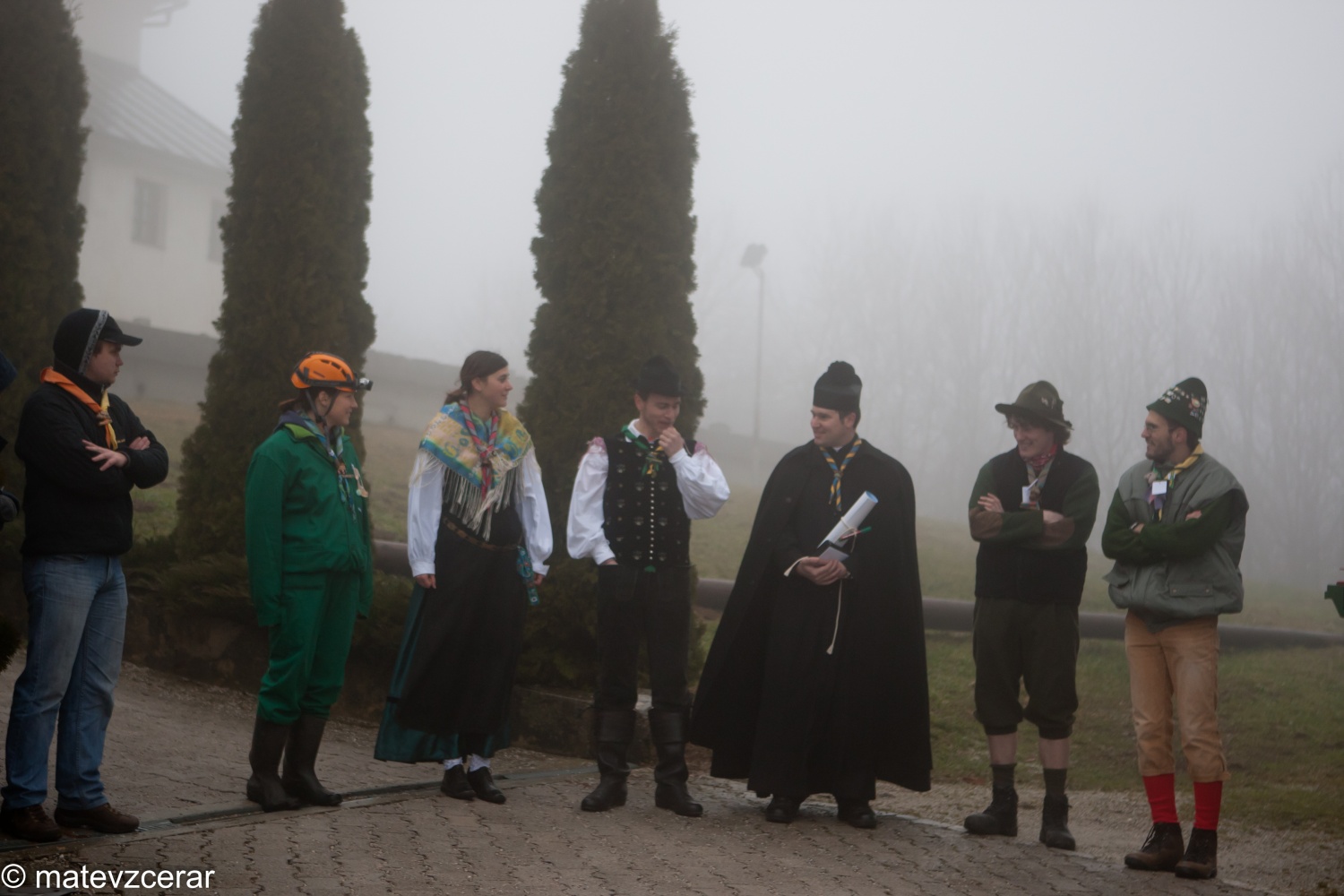 8. januarja je na Prežganju potekal Zagrizi - srečanje ljubljanske regije.
Na srečanju smo se voditelji spomnili na slovensko besedo in običaje.
Dopoldne smo se na delavnicah učili različnih spretnosti (dražgoški kruhki, pritrkavanje, družabne igre, ognji).
Sledilo je kosilo - čisto ta pravi golaž.
Po kosilu smo spoznavali različna narečja in jih predstavili s pesmijo in narečnimi besedami.
Zaključili pa smo z nekaj družabnimi kmečkimi igrami.
Lep dan je bil.