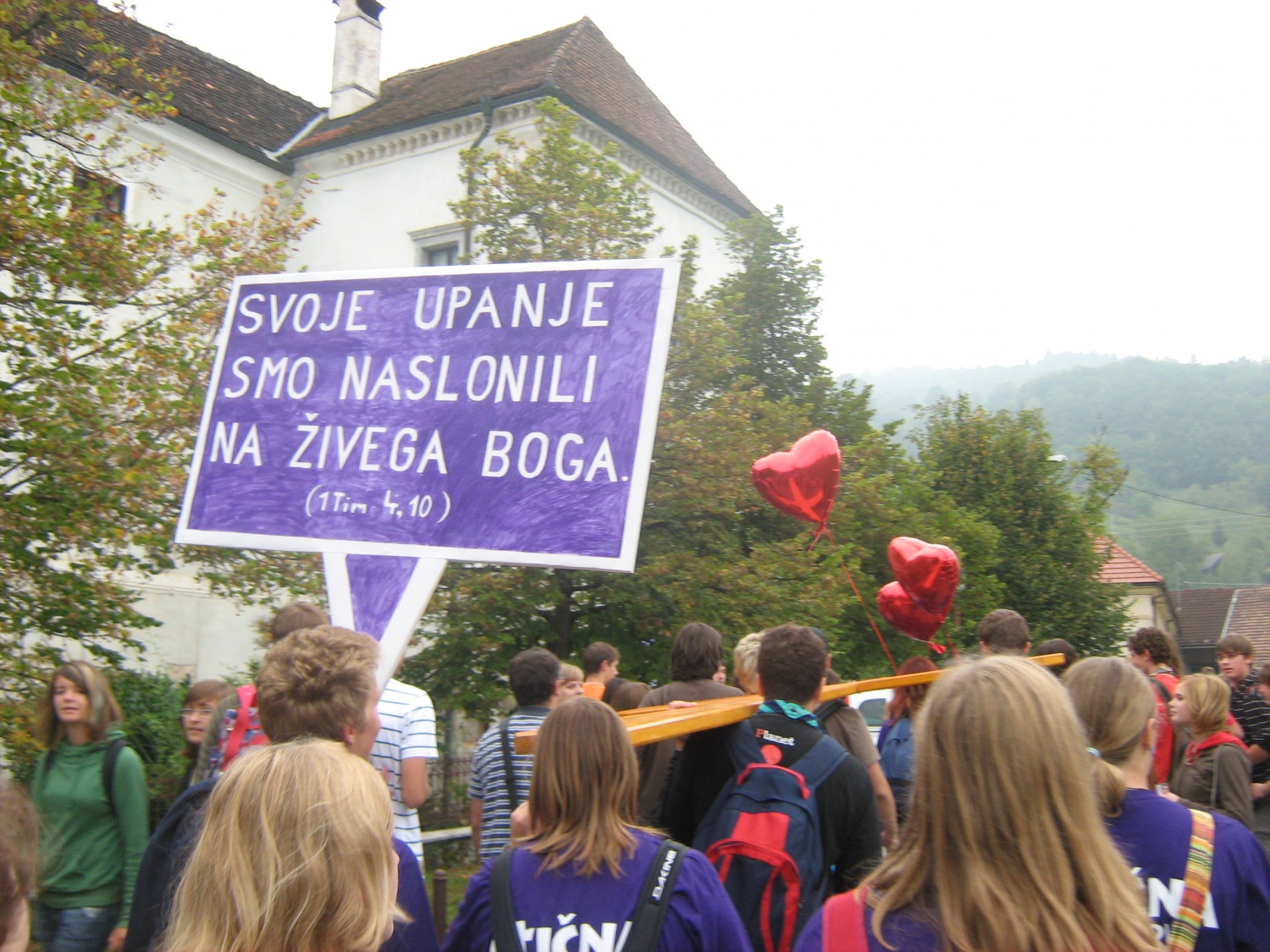 Križ ki so ga mladi prinesli z železniške postaje Ivančna Gorica