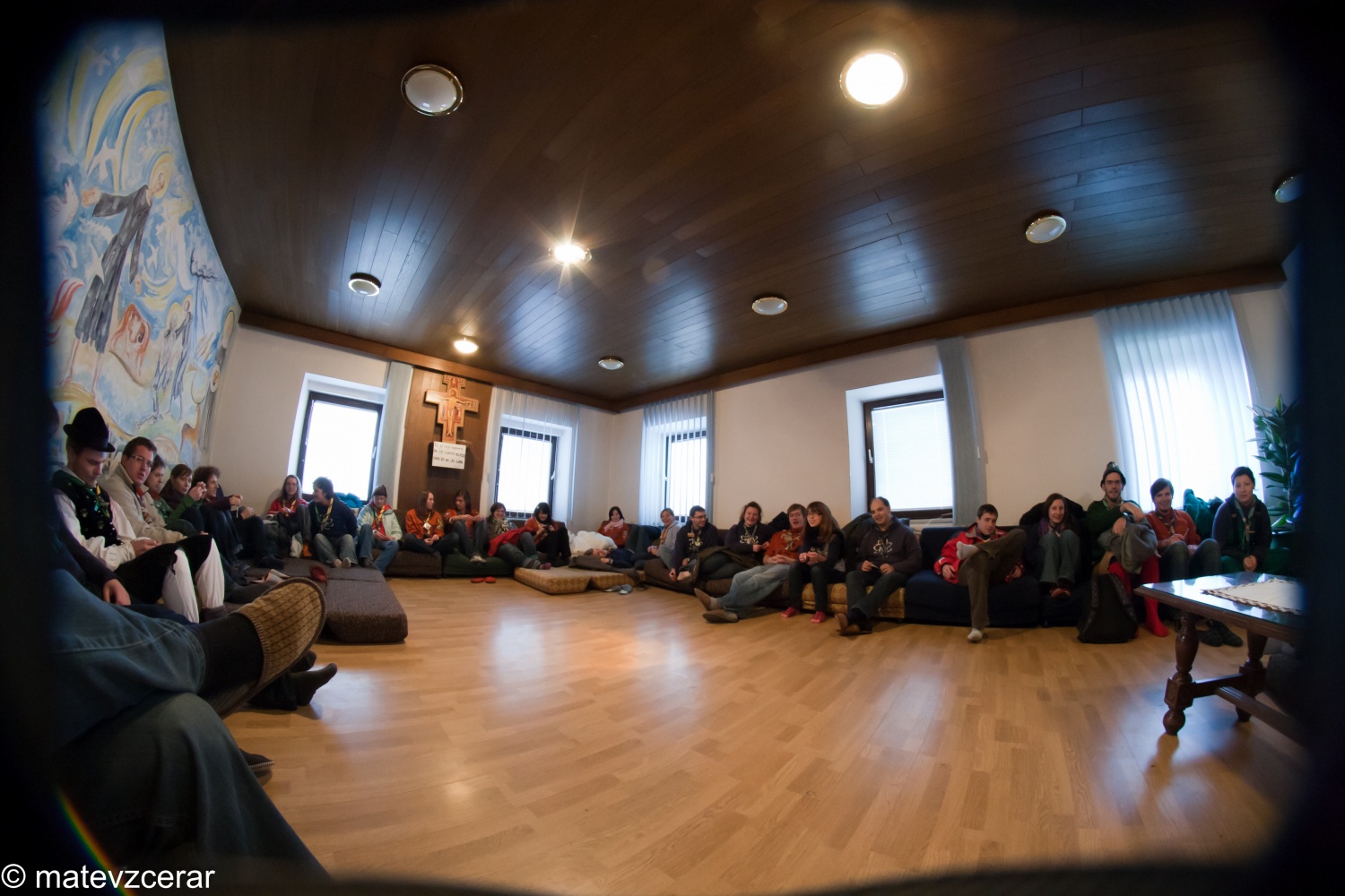 8. januarja je na Prežganju potekal Zagrizi - srečanje ljubljanske regije.
Na srečanju smo se voditelji spomnili na slovensko besedo in običaje.
Dopoldne smo se na delavnicah učili različnih spretnosti (dražgoški kruhki, pritrkavanje, družabne igre, ognji).
Sledilo je kosilo - čisto ta pravi golaž.
Po kosilu smo spoznavali različna narečja in jih predstavili s pesmijo in narečnimi besedami.
Zaključili pa smo z nekaj družabnimi kmečkimi igrami.
Lep dan je bil.