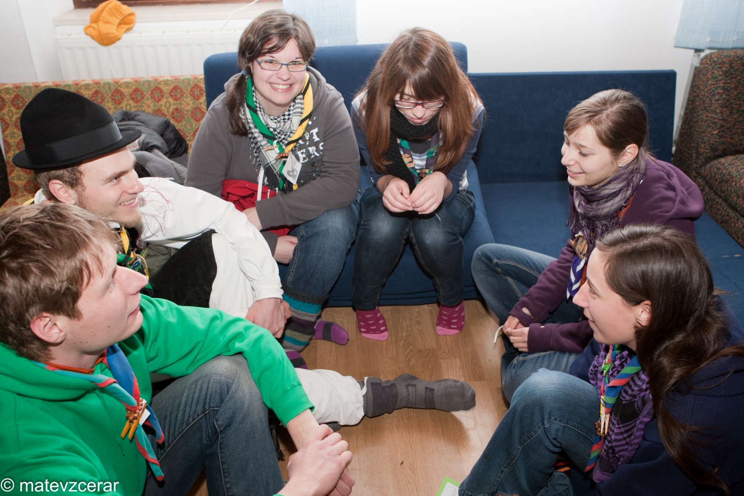 8. januarja je na Prežganju potekal Zagrizi - srečanje ljubljanske regije.
Na srečanju smo se voditelji spomnili na slovensko besedo in običaje.
Dopoldne smo se na delavnicah učili različnih spretnosti (dražgoški kruhki, pritrkavanje, družabne igre, ognji).
Sledilo je kosilo - čisto ta pravi golaž.
Po kosilu smo spoznavali različna narečja in jih predstavili s pesmijo in narečnimi besedami.
Zaključili pa smo z nekaj družabnimi kmečkimi igrami.
Lep dan je bil.