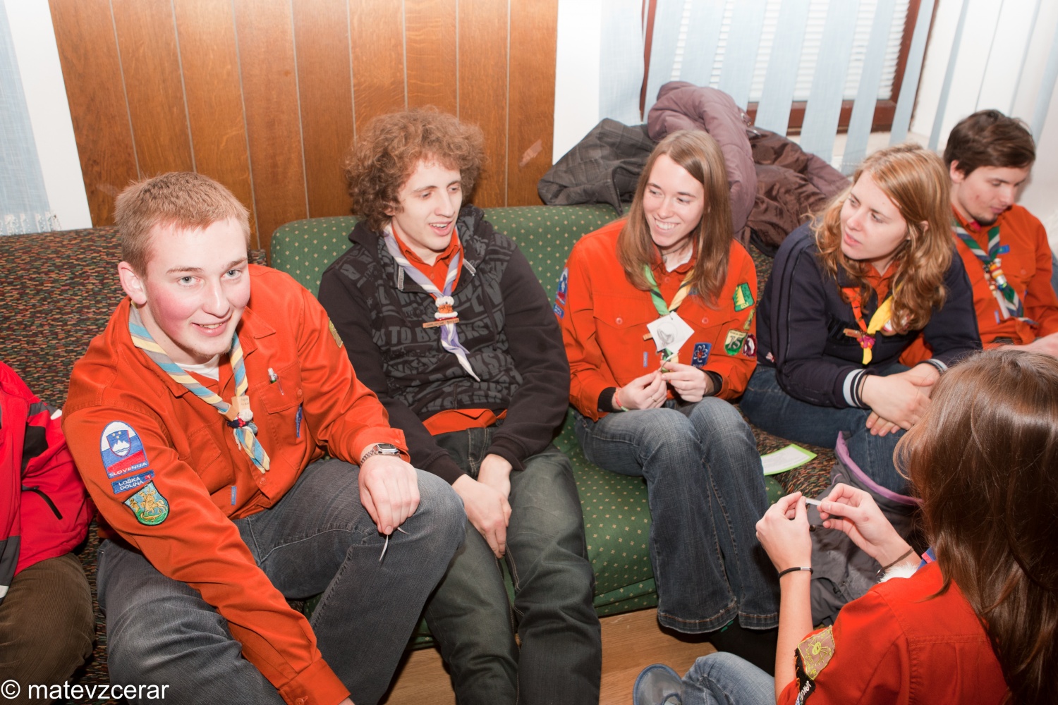 8. januarja je na Prežganju potekal Zagrizi - srečanje ljubljanske regije.
Na srečanju smo se voditelji spomnili na slovensko besedo in običaje.
Dopoldne smo se na delavnicah učili različnih spretnosti (dražgoški kruhki, pritrkavanje, družabne igre, ognji).
Sledilo je kosilo - čisto ta pravi golaž.
Po kosilu smo spoznavali različna narečja in jih predstavili s pesmijo in narečnimi besedami.
Zaključili pa smo z nekaj družabnimi kmečkimi igrami.
Lep dan je bil.