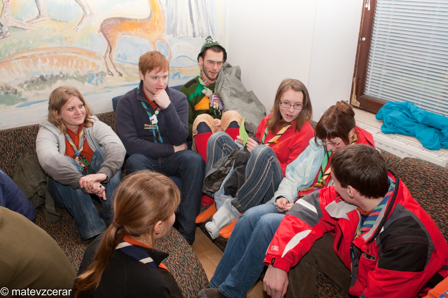 8. januarja je na Prežganju potekal Zagrizi - srečanje ljubljanske regije.
Na srečanju smo se voditelji spomnili na slovensko besedo in običaje.
Dopoldne smo se na delavnicah učili različnih spretnosti (dražgoški kruhki, pritrkavanje, družabne igre, ognji).
Sledilo je kosilo - čisto ta pravi golaž.
Po kosilu smo spoznavali različna narečja in jih predstavili s pesmijo in narečnimi besedami.
Zaključili pa smo z nekaj družabnimi kmečkimi igrami.
Lep dan je bil.