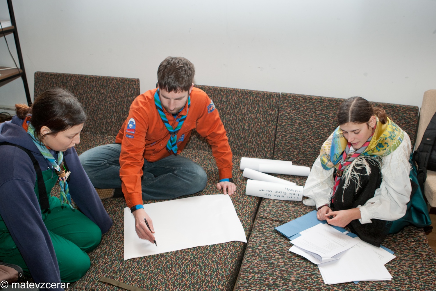 8. januarja je na Prežganju potekal Zagrizi - srečanje ljubljanske regije.
Na srečanju smo se voditelji spomnili na slovensko besedo in običaje.
Dopoldne smo se na delavnicah učili različnih spretnosti (dražgoški kruhki, pritrkavanje, družabne igre, ognji).
Sledilo je kosilo - čisto ta pravi golaž.
Po kosilu smo spoznavali različna narečja in jih predstavili s pesmijo in narečnimi besedami.
Zaključili pa smo z nekaj družabnimi kmečkimi igrami.
Lep dan je bil.