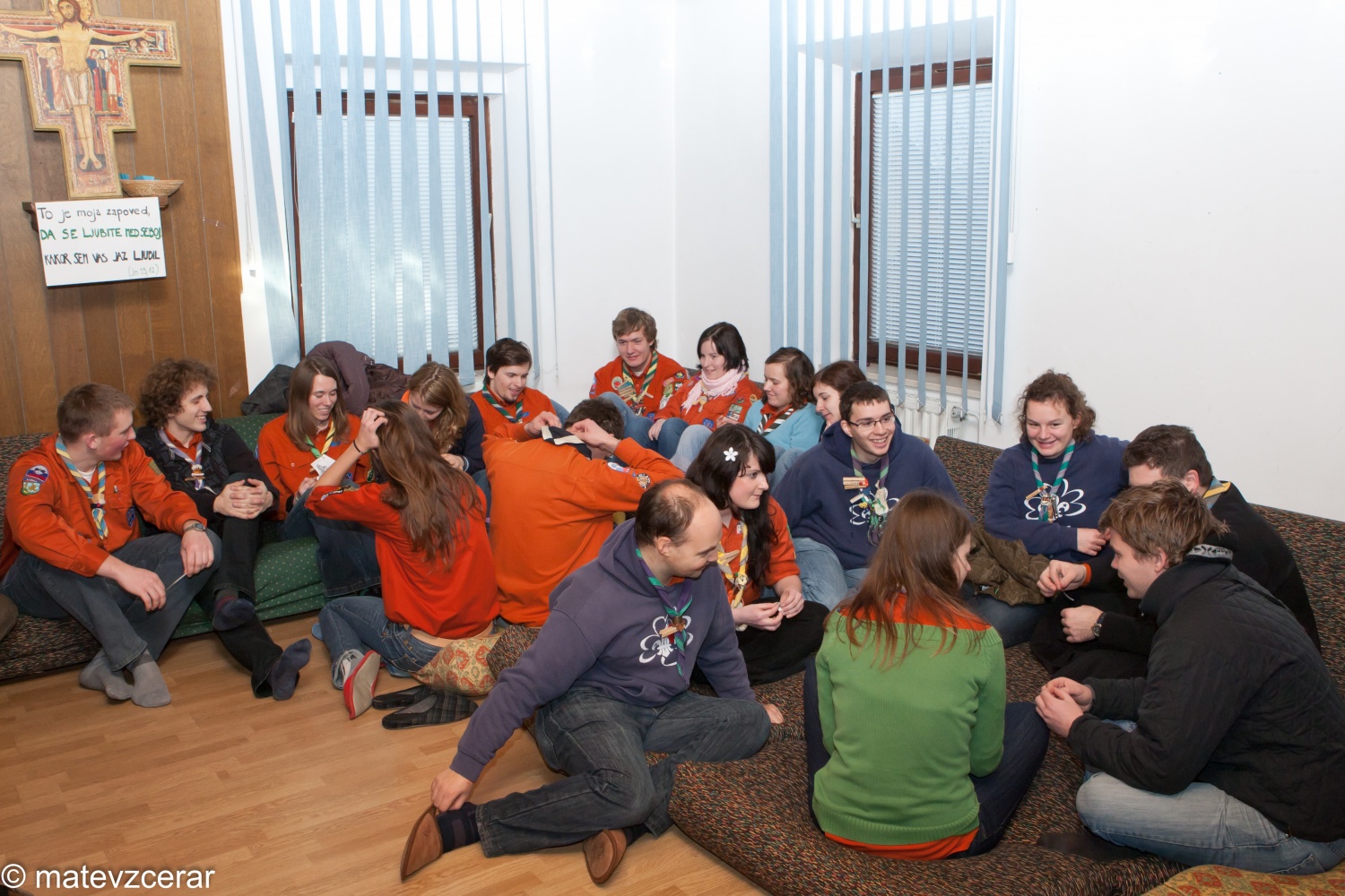 8. januarja je na Prežganju potekal Zagrizi - srečanje ljubljanske regije.
Na srečanju smo se voditelji spomnili na slovensko besedo in običaje.
Dopoldne smo se na delavnicah učili različnih spretnosti (dražgoški kruhki, pritrkavanje, družabne igre, ognji).
Sledilo je kosilo - čisto ta pravi golaž.
Po kosilu smo spoznavali različna narečja in jih predstavili s pesmijo in narečnimi besedami.
Zaključili pa smo z nekaj družabnimi kmečkimi igrami.
Lep dan je bil.