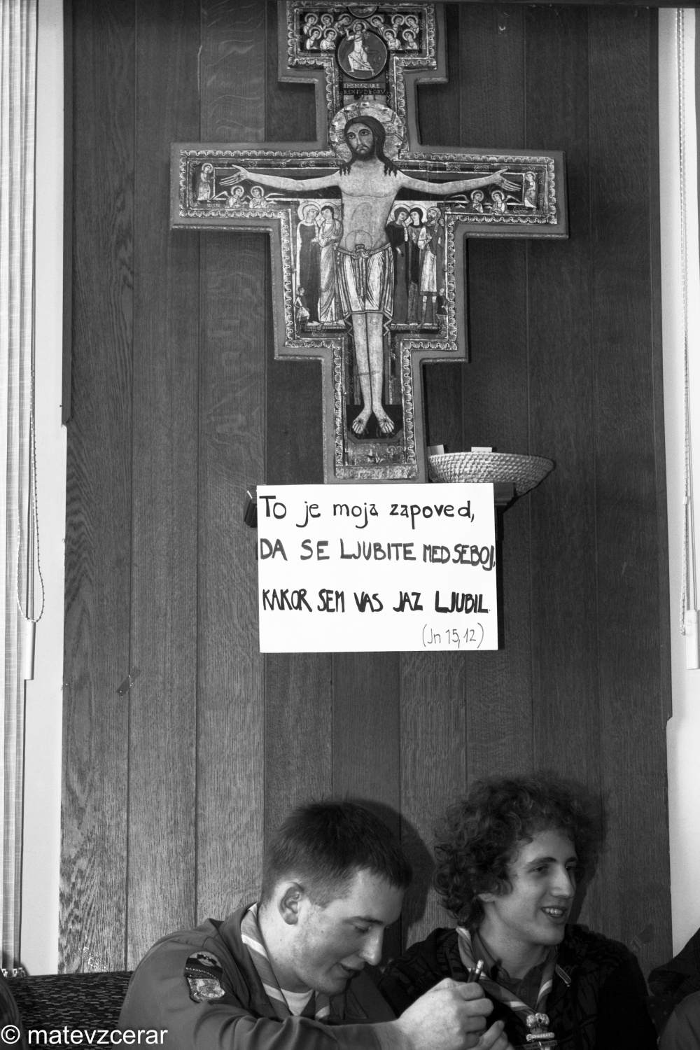 8. januarja je na Prežganju potekal Zagrizi - srečanje ljubljanske regije.
Na srečanju smo se voditelji spomnili na slovensko besedo in običaje.
Dopoldne smo se na delavnicah učili različnih spretnosti (dražgoški kruhki, pritrkavanje, družabne igre, ognji).
Sledilo je kosilo - čisto ta pravi golaž.
Po kosilu smo spoznavali različna narečja in jih predstavili s pesmijo in narečnimi besedami.
Zaključili pa smo z nekaj družabnimi kmečkimi igrami.
Lep dan je bil.