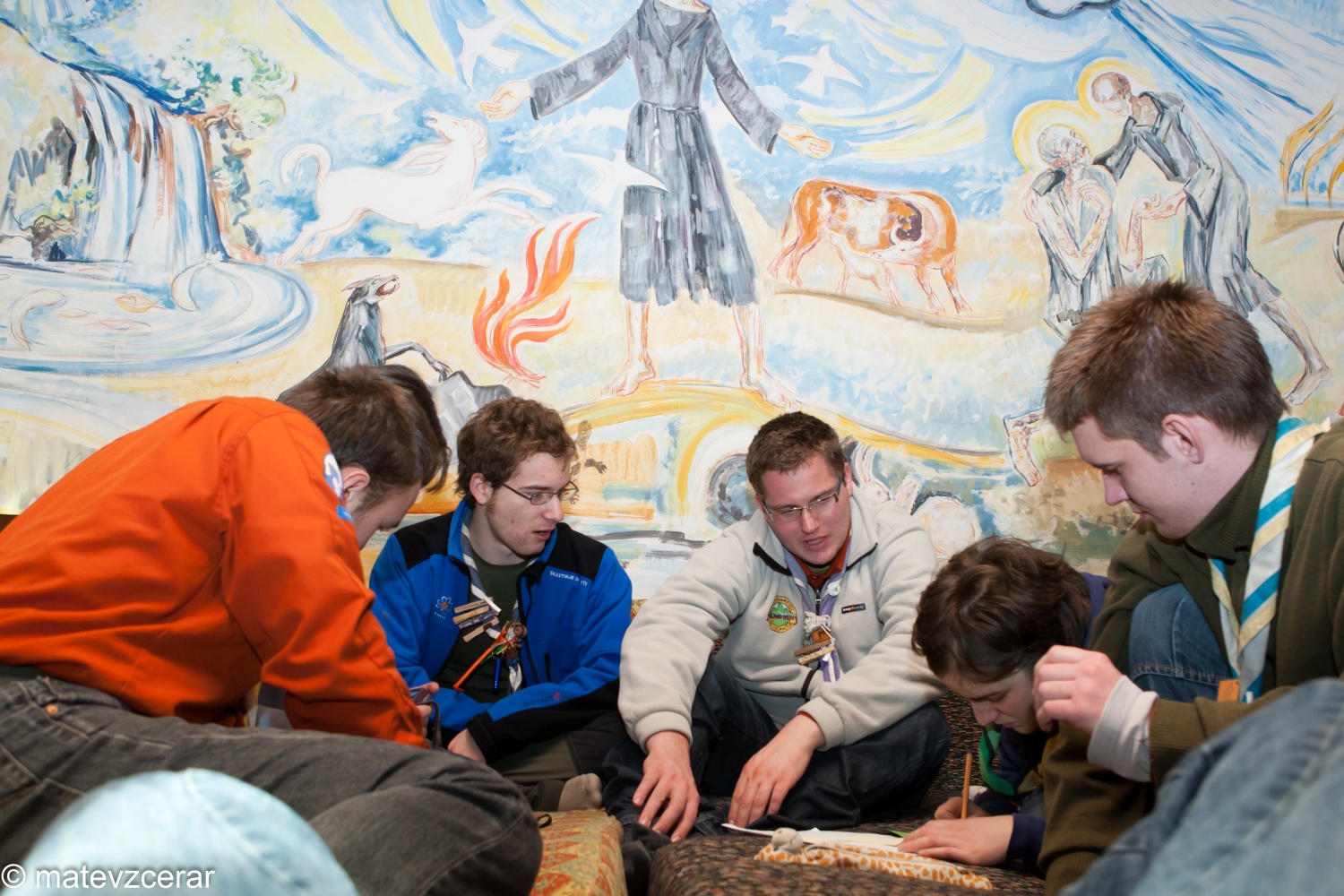 8. januarja je na Prežganju potekal Zagrizi - srečanje ljubljanske regije.
Na srečanju smo se voditelji spomnili na slovensko besedo in običaje.
Dopoldne smo se na delavnicah učili različnih spretnosti (dražgoški kruhki, pritrkavanje, družabne igre, ognji).
Sledilo je kosilo - čisto ta pravi golaž.
Po kosilu smo spoznavali različna narečja in jih predstavili s pesmijo in narečnimi besedami.
Zaključili pa smo z nekaj družabnimi kmečkimi igrami.
Lep dan je bil.