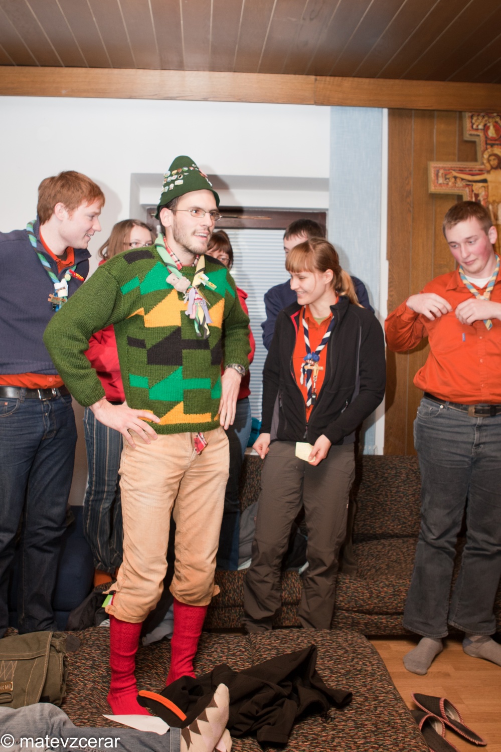 8. januarja je na Prežganju potekal Zagrizi - srečanje ljubljanske regije.
Na srečanju smo se voditelji spomnili na slovensko besedo in običaje.
Dopoldne smo se na delavnicah učili različnih spretnosti (dražgoški kruhki, pritrkavanje, družabne igre, ognji).
Sledilo je kosilo - čisto ta pravi golaž.
Po kosilu smo spoznavali različna narečja in jih predstavili s pesmijo in narečnimi besedami.
Zaključili pa smo z nekaj družabnimi kmečkimi igrami.
Lep dan je bil.