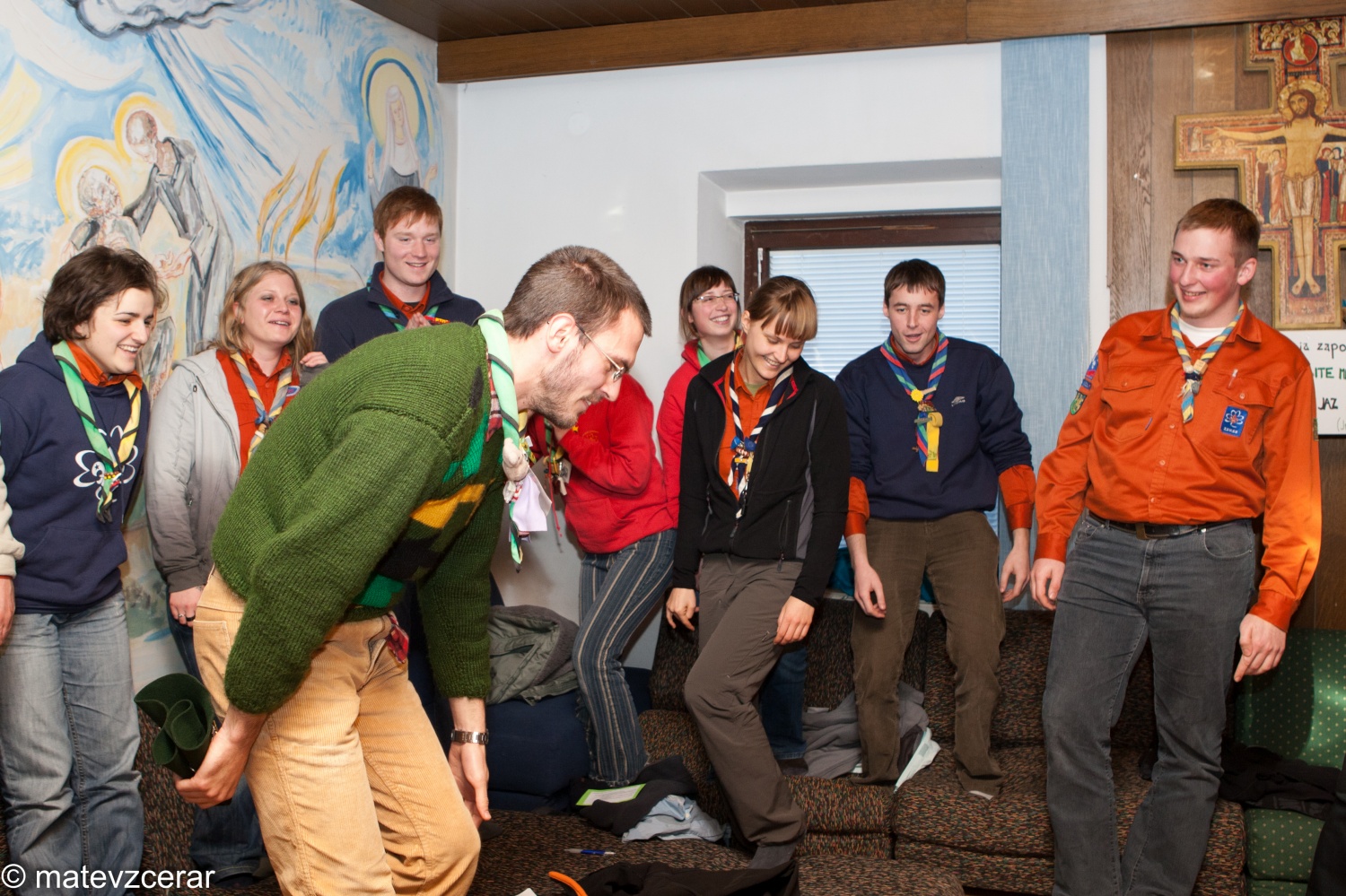 8. januarja je na Prežganju potekal Zagrizi - srečanje ljubljanske regije.
Na srečanju smo se voditelji spomnili na slovensko besedo in običaje.
Dopoldne smo se na delavnicah učili različnih spretnosti (dražgoški kruhki, pritrkavanje, družabne igre, ognji).
Sledilo je kosilo - čisto ta pravi golaž.
Po kosilu smo spoznavali različna narečja in jih predstavili s pesmijo in narečnimi besedami.
Zaključili pa smo z nekaj družabnimi kmečkimi igrami.
Lep dan je bil.