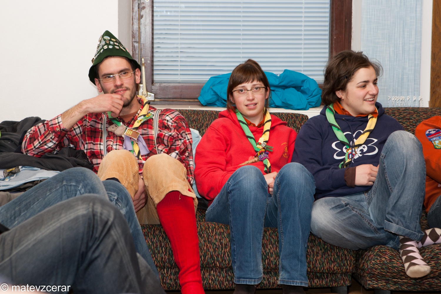 8. januarja je na Prežganju potekal Zagrizi - srečanje ljubljanske regije.
Na srečanju smo se voditelji spomnili na slovensko besedo in običaje.
Dopoldne smo se na delavnicah učili različnih spretnosti (dražgoški kruhki, pritrkavanje, družabne igre, ognji).
Sledilo je kosilo - čisto ta pravi golaž.
Po kosilu smo spoznavali različna narečja in jih predstavili s pesmijo in narečnimi besedami.
Zaključili pa smo z nekaj družabnimi kmečkimi igrami.
Lep dan je bil.