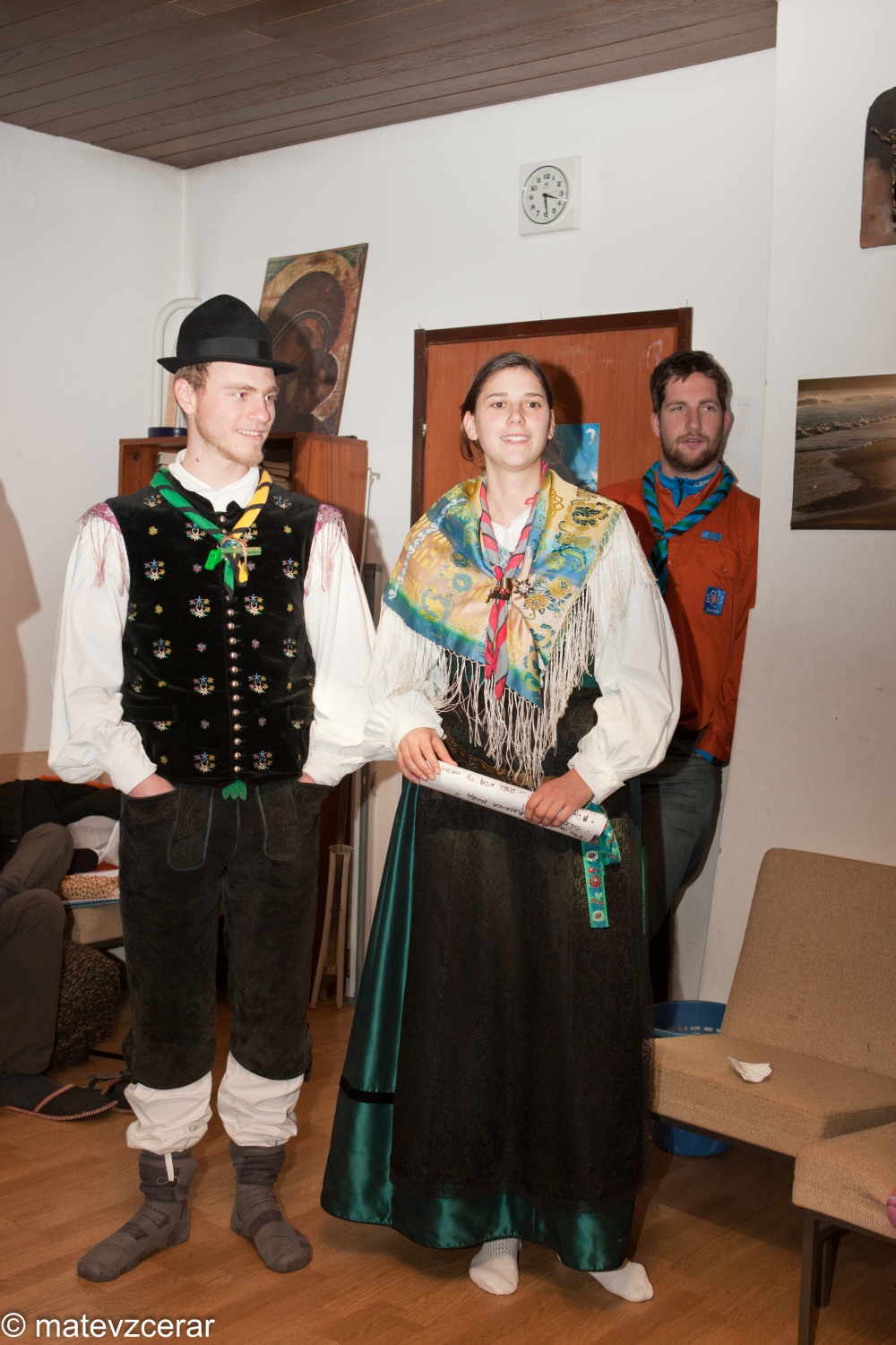 8. januarja je na Prežganju potekal Zagrizi - srečanje ljubljanske regije.
Na srečanju smo se voditelji spomnili na slovensko besedo in običaje.
Dopoldne smo se na delavnicah učili različnih spretnosti (dražgoški kruhki, pritrkavanje, družabne igre, ognji).
Sledilo je kosilo - čisto ta pravi golaž.
Po kosilu smo spoznavali različna narečja in jih predstavili s pesmijo in narečnimi besedami.
Zaključili pa smo z nekaj družabnimi kmečkimi igrami.
Lep dan je bil.