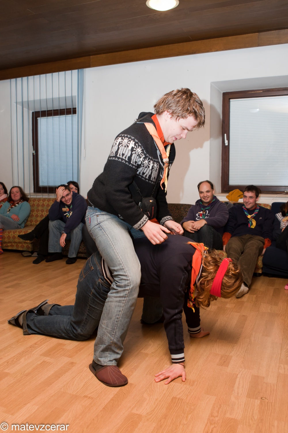 8. januarja je na Prežganju potekal Zagrizi - srečanje ljubljanske regije.
Na srečanju smo se voditelji spomnili na slovensko besedo in običaje.
Dopoldne smo se na delavnicah učili različnih spretnosti (dražgoški kruhki, pritrkavanje, družabne igre, ognji).
Sledilo je kosilo - čisto ta pravi golaž.
Po kosilu smo spoznavali različna narečja in jih predstavili s pesmijo in narečnimi besedami.
Zaključili pa smo z nekaj družabnimi kmečkimi igrami.
Lep dan je bil.