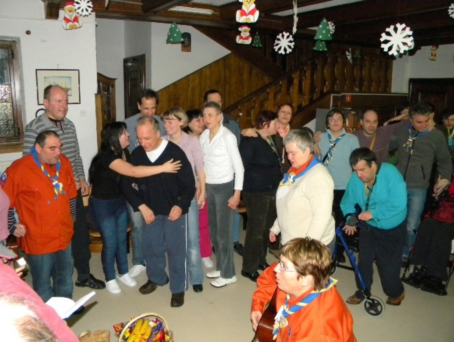 Letošnja poslanica nas je simbolno še posebej nagovorila. Nagovarjala nas je k temu, da prižigamo lučke kar v svojem vse preveč krat hladnem srcu; da prižgemo lučke upanja, vere, ljubezni in veselja. In da seveda te drobne lučke prinašamo med ljudi, da začutijo to drobceno svetlobo in toplino, ter jo tudi oni delijo dalje.