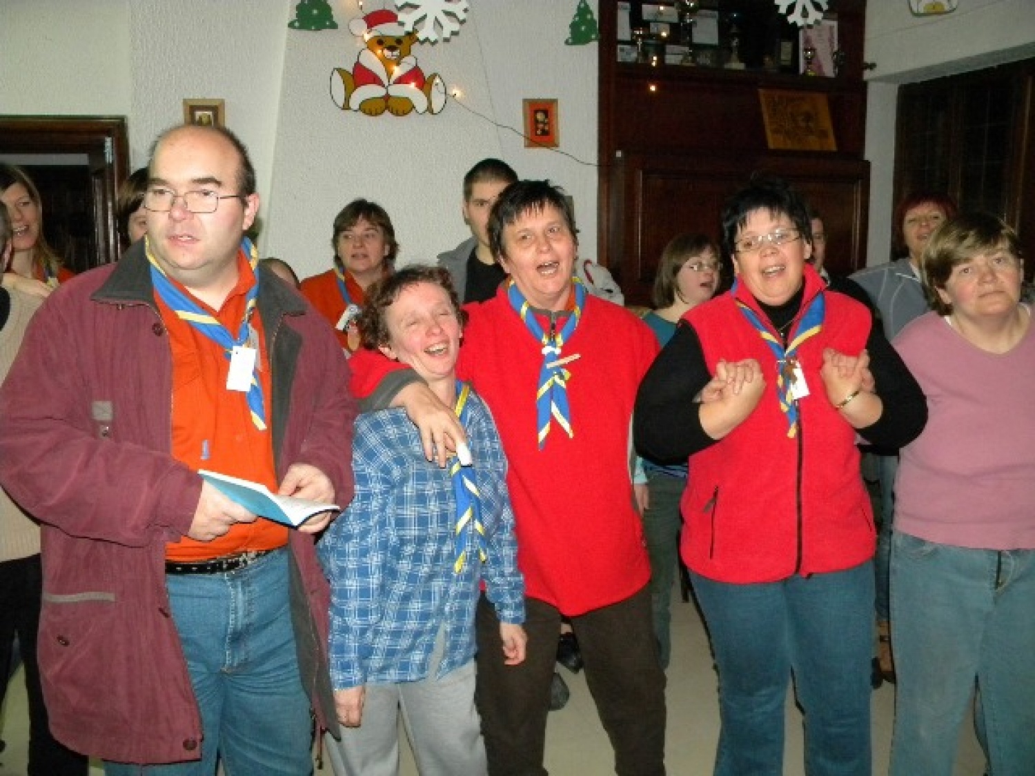 Letošnja poslanica nas je simbolno še posebej nagovorila. Nagovarjala nas je k temu, da prižigamo lučke kar v svojem vse preveč krat hladnem srcu; da prižgemo lučke upanja, vere, ljubezni in veselja. In da seveda te drobne lučke prinašamo med ljudi, da začutijo to drobceno svetlobo in toplino, ter jo tudi oni delijo dalje.