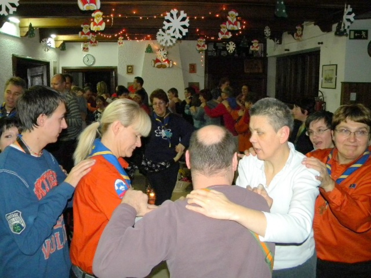 Letošnja poslanica nas je simbolno še posebej nagovorila. Nagovarjala nas je k temu, da prižigamo lučke kar v svojem vse preveč krat hladnem srcu; da prižgemo lučke upanja, vere, ljubezni in veselja. In da seveda te drobne lučke prinašamo med ljudi, da začutijo to drobceno svetlobo in toplino, ter jo tudi oni delijo dalje.