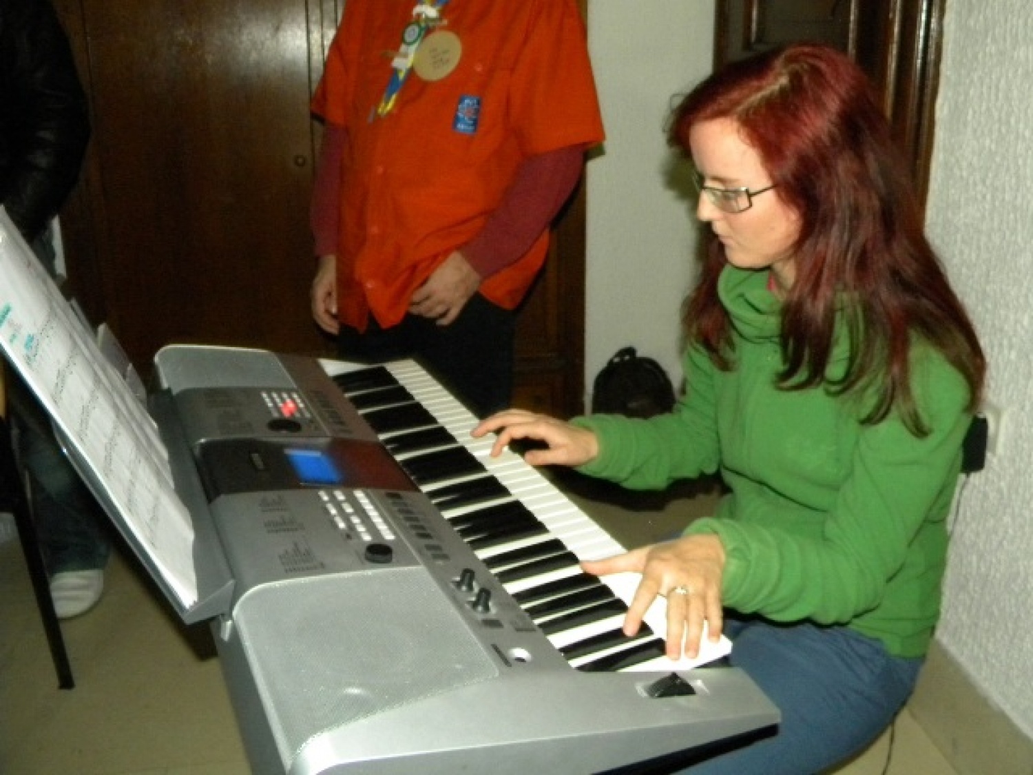 Letošnja poslanica nas je simbolno še posebej nagovorila. Nagovarjala nas je k temu, da prižigamo lučke kar v svojem vse preveč krat hladnem srcu; da prižgemo lučke upanja, vere, ljubezni in veselja. In da seveda te drobne lučke prinašamo med ljudi, da začutijo to drobceno svetlobo in toplino, ter jo tudi oni delijo dalje.