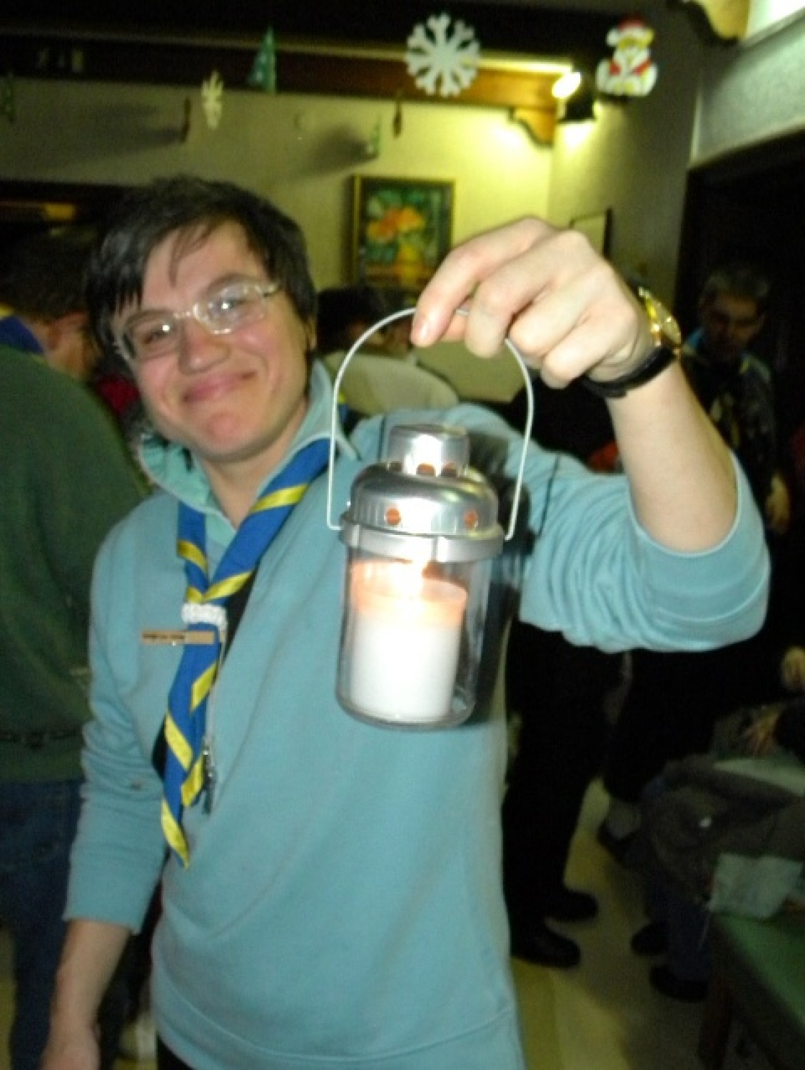 Letošnja poslanica nas je simbolno še posebej nagovorila. Nagovarjala nas je k temu, da prižigamo lučke kar v svojem vse preveč krat hladnem srcu; da prižgemo lučke upanja, vere, ljubezni in veselja. In da seveda te drobne lučke prinašamo med ljudi, da začutijo to drobceno svetlobo in toplino, ter jo tudi oni delijo dalje.