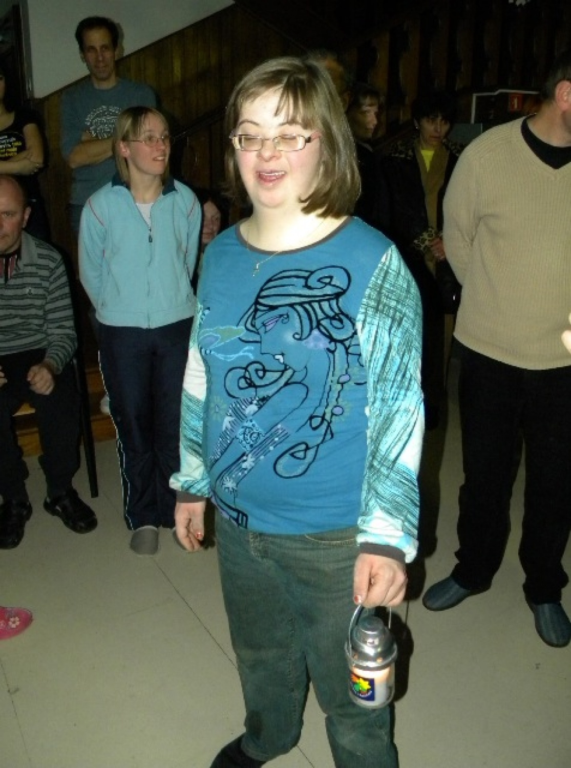 Letošnja poslanica nas je simbolno še posebej nagovorila. Nagovarjala nas je k temu, da prižigamo lučke kar v svojem vse preveč krat hladnem srcu; da prižgemo lučke upanja, vere, ljubezni in veselja. In da seveda te drobne lučke prinašamo med ljudi, da začutijo to drobceno svetlobo in toplino, ter jo tudi oni delijo dalje.