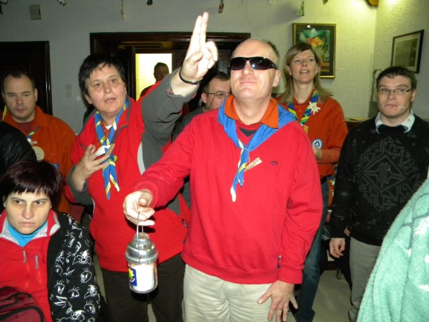 Letošnja poslanica nas je simbolno še posebej nagovorila. Nagovarjala nas je k temu, da prižigamo lučke kar v svojem vse preveč krat hladnem srcu; da prižgemo lučke upanja, vere, ljubezni in veselja. In da seveda te drobne lučke prinašamo med ljudi, da začutijo to drobceno svetlobo in toplino, ter jo tudi oni delijo dalje.