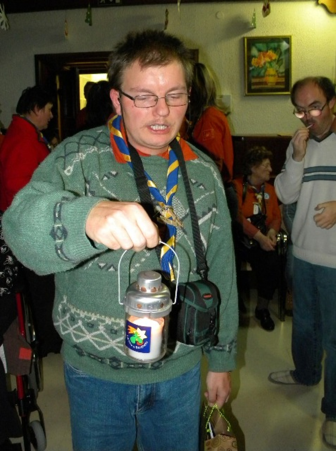 Letošnja poslanica nas je simbolno še posebej nagovorila. Nagovarjala nas je k temu, da prižigamo lučke kar v svojem vse preveč krat hladnem srcu; da prižgemo lučke upanja, vere, ljubezni in veselja. In da seveda te drobne lučke prinašamo med ljudi, da začutijo to drobceno svetlobo in toplino, ter jo tudi oni delijo dalje.