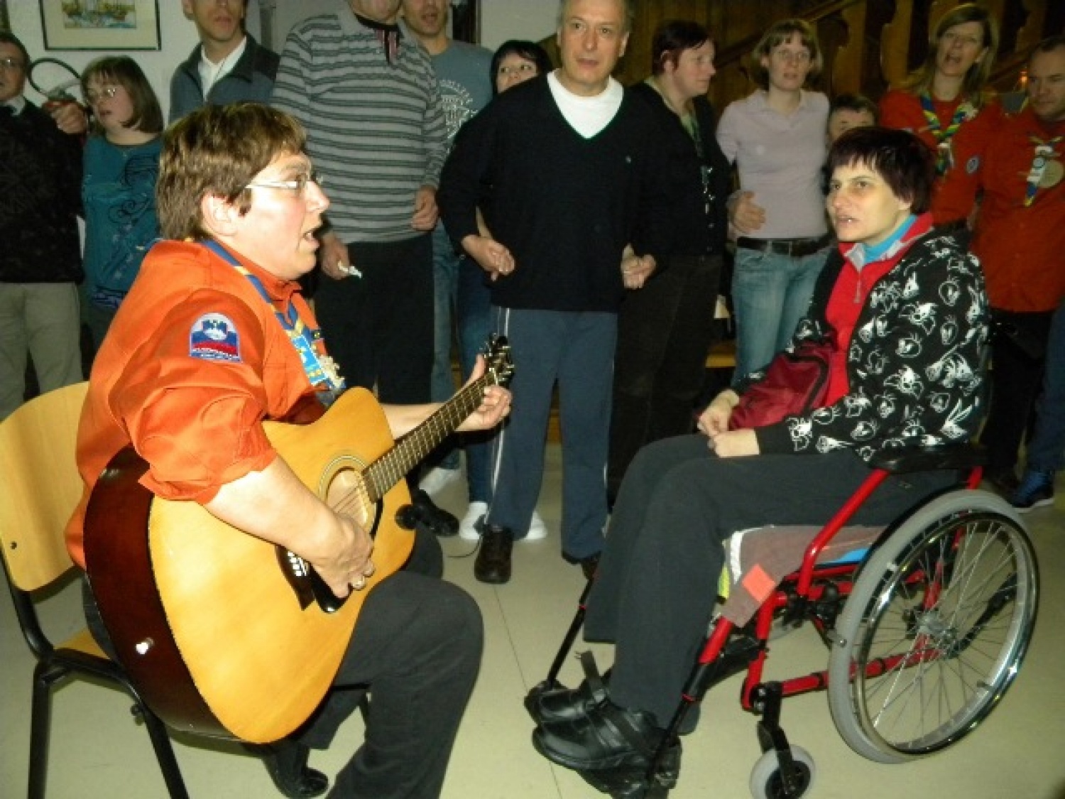 Letošnja poslanica nas je simbolno še posebej nagovorila. Nagovarjala nas je k temu, da prižigamo lučke kar v svojem vse preveč krat hladnem srcu; da prižgemo lučke upanja, vere, ljubezni in veselja. In da seveda te drobne lučke prinašamo med ljudi, da začutijo to drobceno svetlobo in toplino, ter jo tudi oni delijo dalje.
