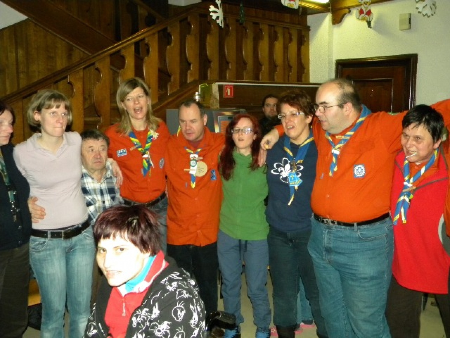 Letošnja poslanica nas je simbolno še posebej nagovorila. Nagovarjala nas je k temu, da prižigamo lučke kar v svojem vse preveč krat hladnem srcu; da prižgemo lučke upanja, vere, ljubezni in veselja. In da seveda te drobne lučke prinašamo med ljudi, da začutijo to drobceno svetlobo in toplino, ter jo tudi oni delijo dalje.