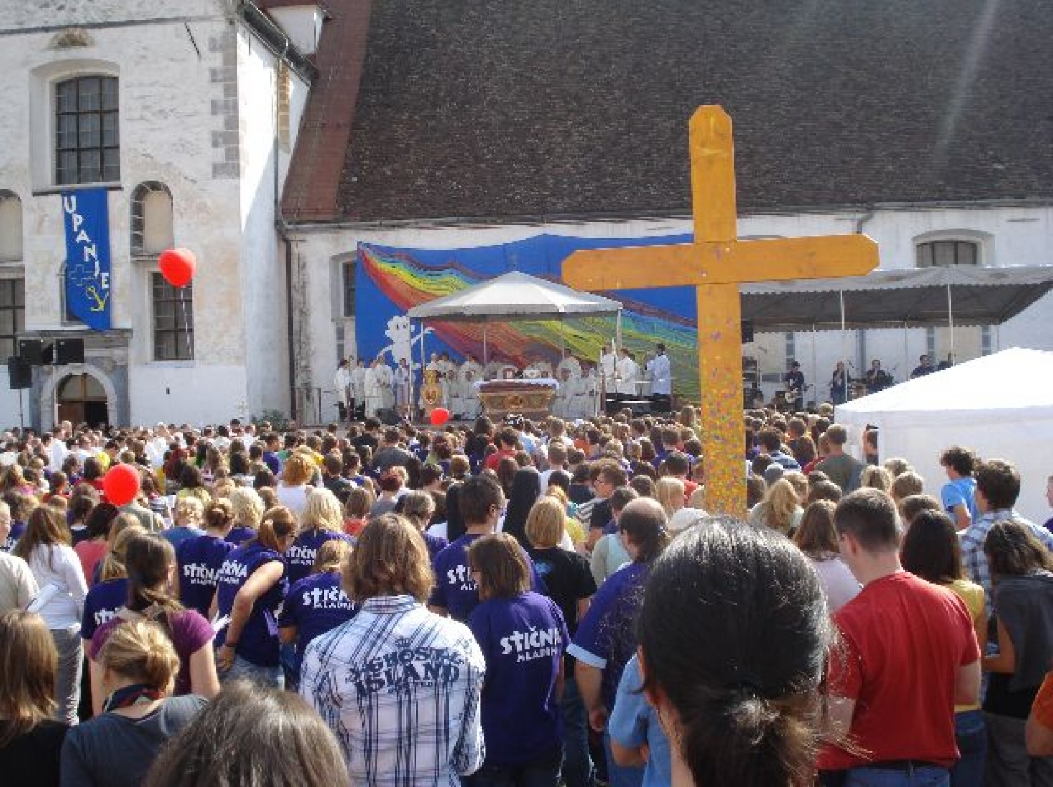 V soboto, 19.9., se je v Stični spet dogajalo. Okoli 7000 src mladih in mladih po duši, je cel dan uživalo v še boljši, še bolj razgibani in vsebinsko še bolj polni Stični 2009.