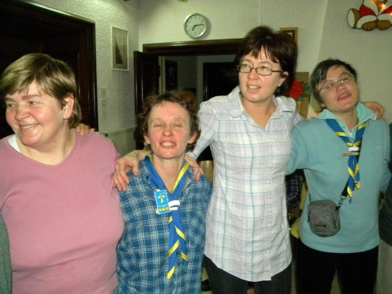 Letošnja poslanica nas je simbolno še posebej nagovorila. Nagovarjala nas je k temu, da prižigamo lučke kar v svojem vse preveč krat hladnem srcu; da prižgemo lučke upanja, vere, ljubezni in veselja. In da seveda te drobne lučke prinašamo med ljudi, da začutijo to drobceno svetlobo in toplino, ter jo tudi oni delijo dalje.