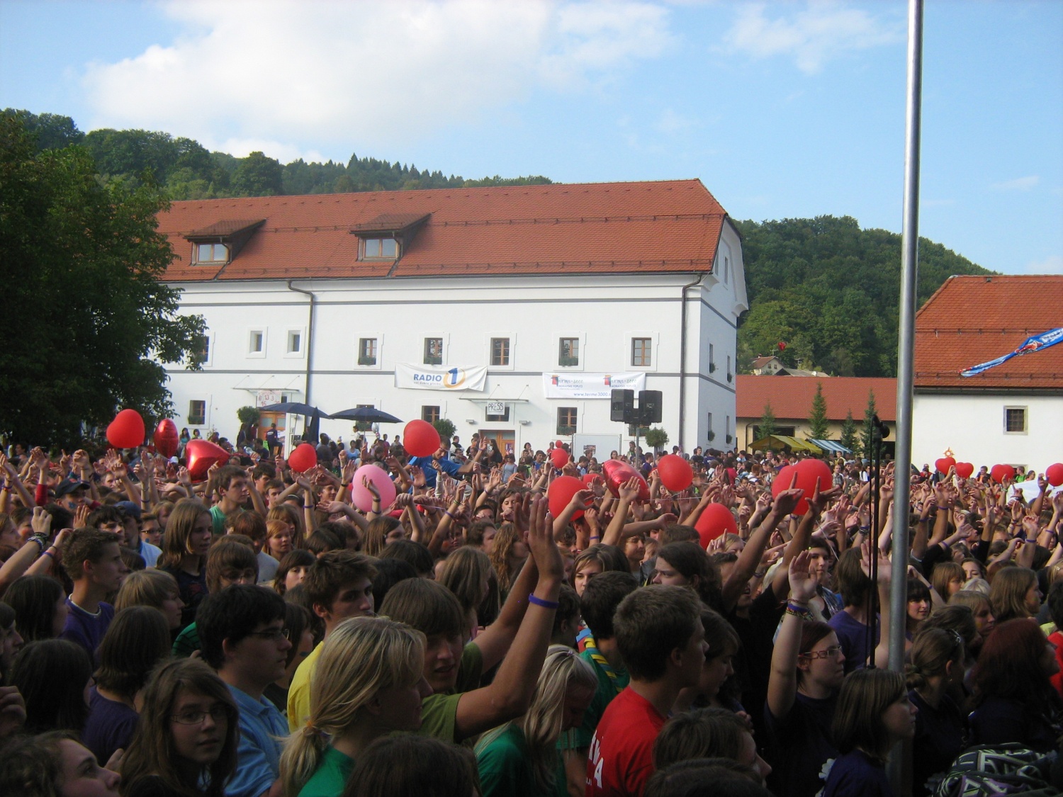 V soboto, 19.9., se je v Stični spet dogajalo. Okoli 7000 src mladih in mladih po duši, je cel dan uživalo v še boljši, še bolj razgibani in vsebinsko še bolj polni Stični 2009.