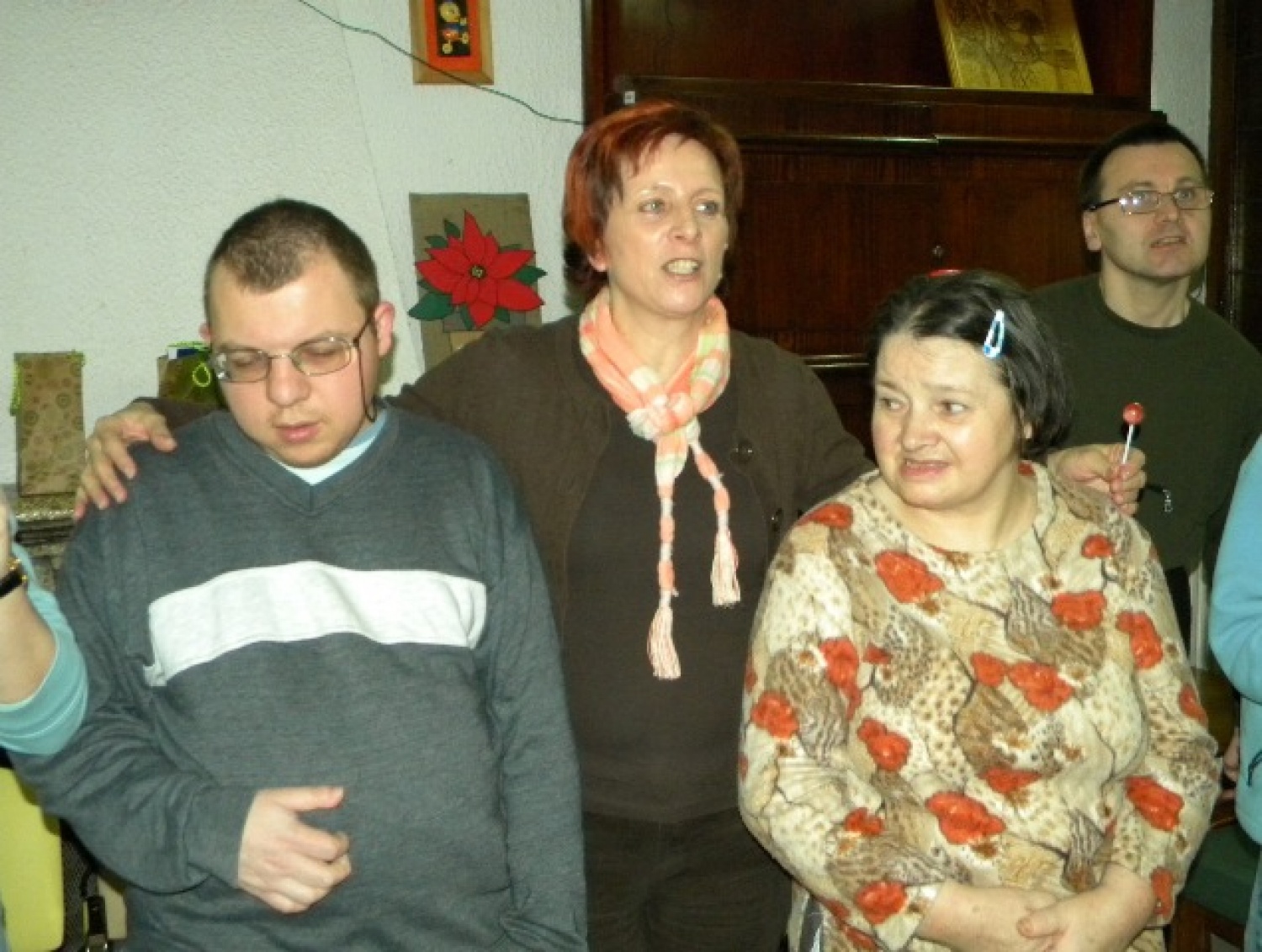 Letošnja poslanica nas je simbolno še posebej nagovorila. Nagovarjala nas je k temu, da prižigamo lučke kar v svojem vse preveč krat hladnem srcu; da prižgemo lučke upanja, vere, ljubezni in veselja. In da seveda te drobne lučke prinašamo med ljudi, da začutijo to drobceno svetlobo in toplino, ter jo tudi oni delijo dalje.