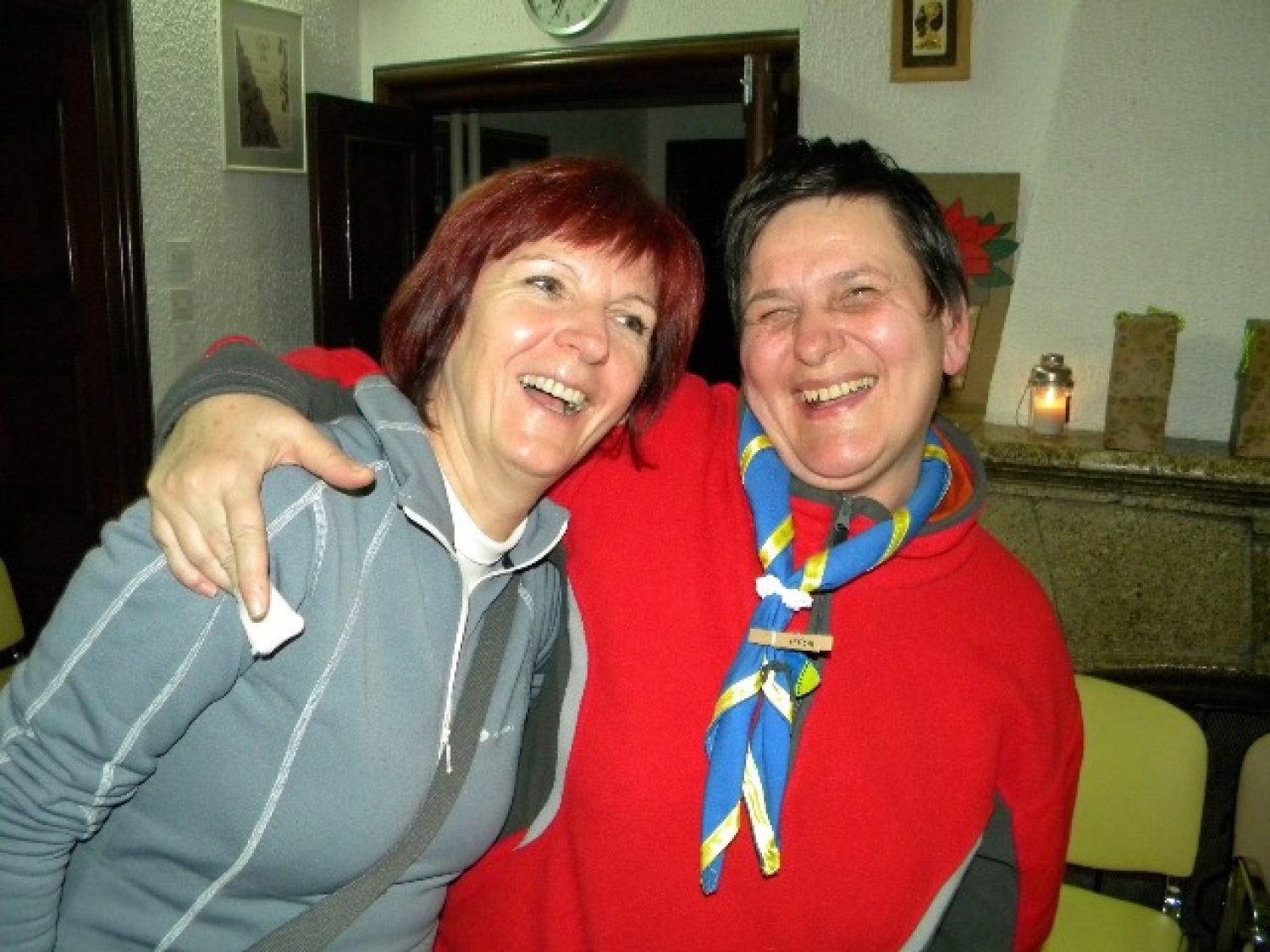 Letošnja poslanica nas je simbolno še posebej nagovorila. Nagovarjala nas je k temu, da prižigamo lučke kar v svojem vse preveč krat hladnem srcu; da prižgemo lučke upanja, vere, ljubezni in veselja. In da seveda te drobne lučke prinašamo med ljudi, da začutijo to drobceno svetlobo in toplino, ter jo tudi oni delijo dalje.