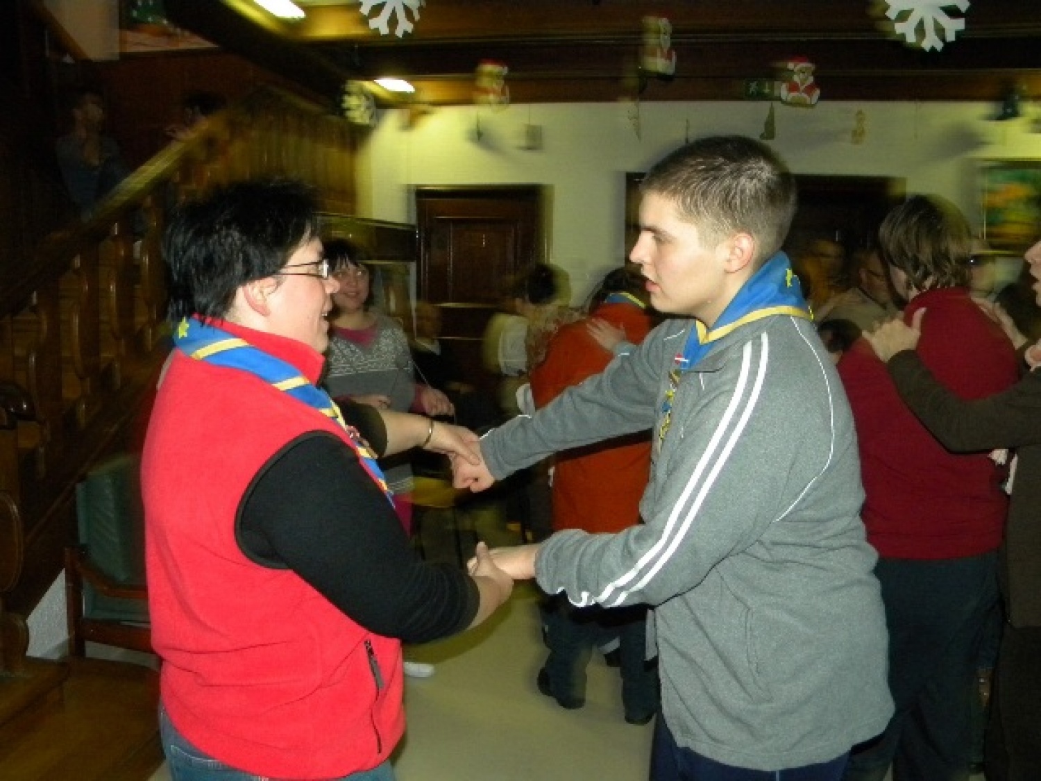 Letošnja poslanica nas je simbolno še posebej nagovorila. Nagovarjala nas je k temu, da prižigamo lučke kar v svojem vse preveč krat hladnem srcu; da prižgemo lučke upanja, vere, ljubezni in veselja. In da seveda te drobne lučke prinašamo med ljudi, da začutijo to drobceno svetlobo in toplino, ter jo tudi oni delijo dalje.