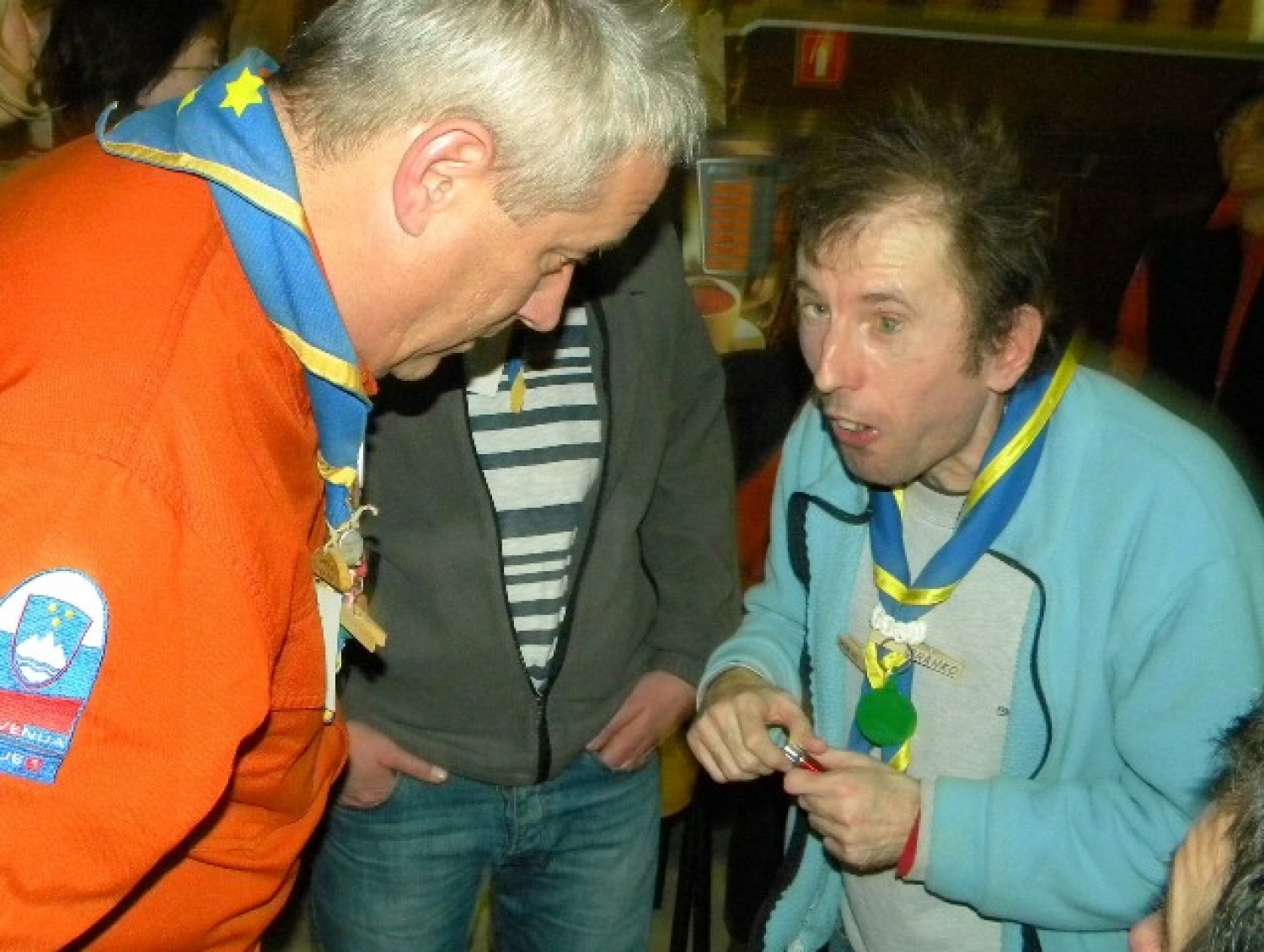 Letošnja poslanica nas je simbolno še posebej nagovorila. Nagovarjala nas je k temu, da prižigamo lučke kar v svojem vse preveč krat hladnem srcu; da prižgemo lučke upanja, vere, ljubezni in veselja. In da seveda te drobne lučke prinašamo med ljudi, da začutijo to drobceno svetlobo in toplino, ter jo tudi oni delijo dalje.