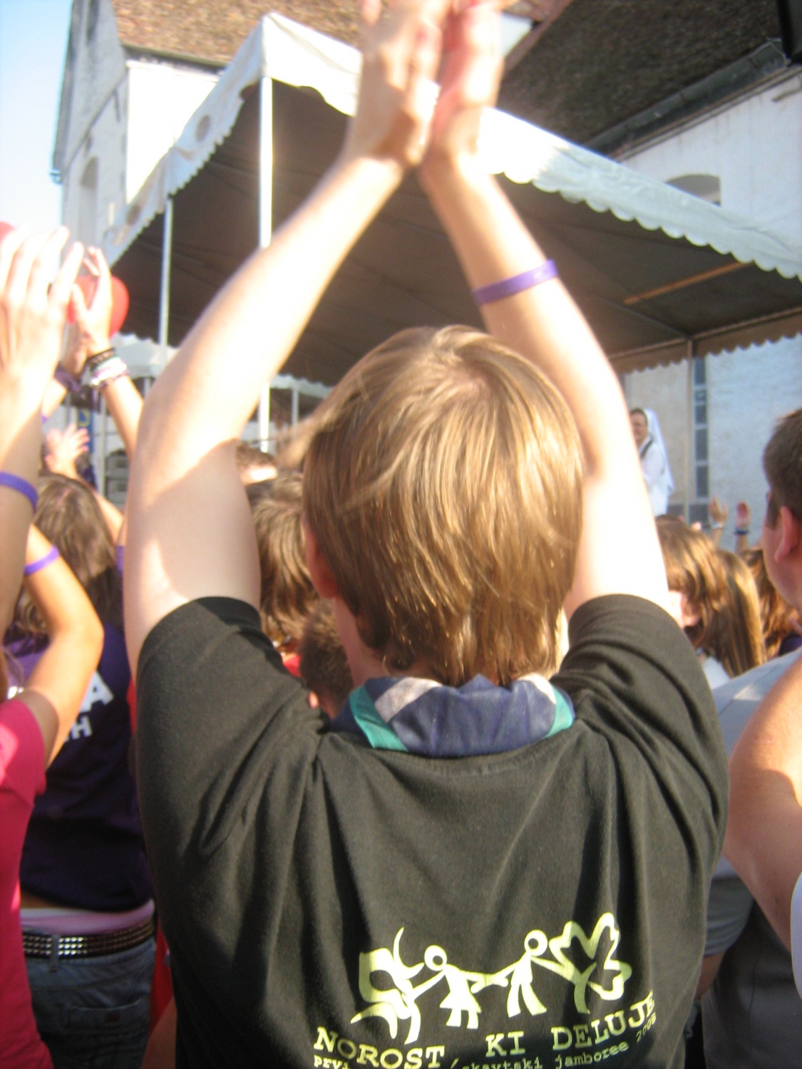 V soboto, 19.9., se je v Stični spet dogajalo. Okoli 7000 src mladih in mladih po duši, je cel dan uživalo v še boljši, še bolj razgibani in vsebinsko še bolj polni Stični 2009.