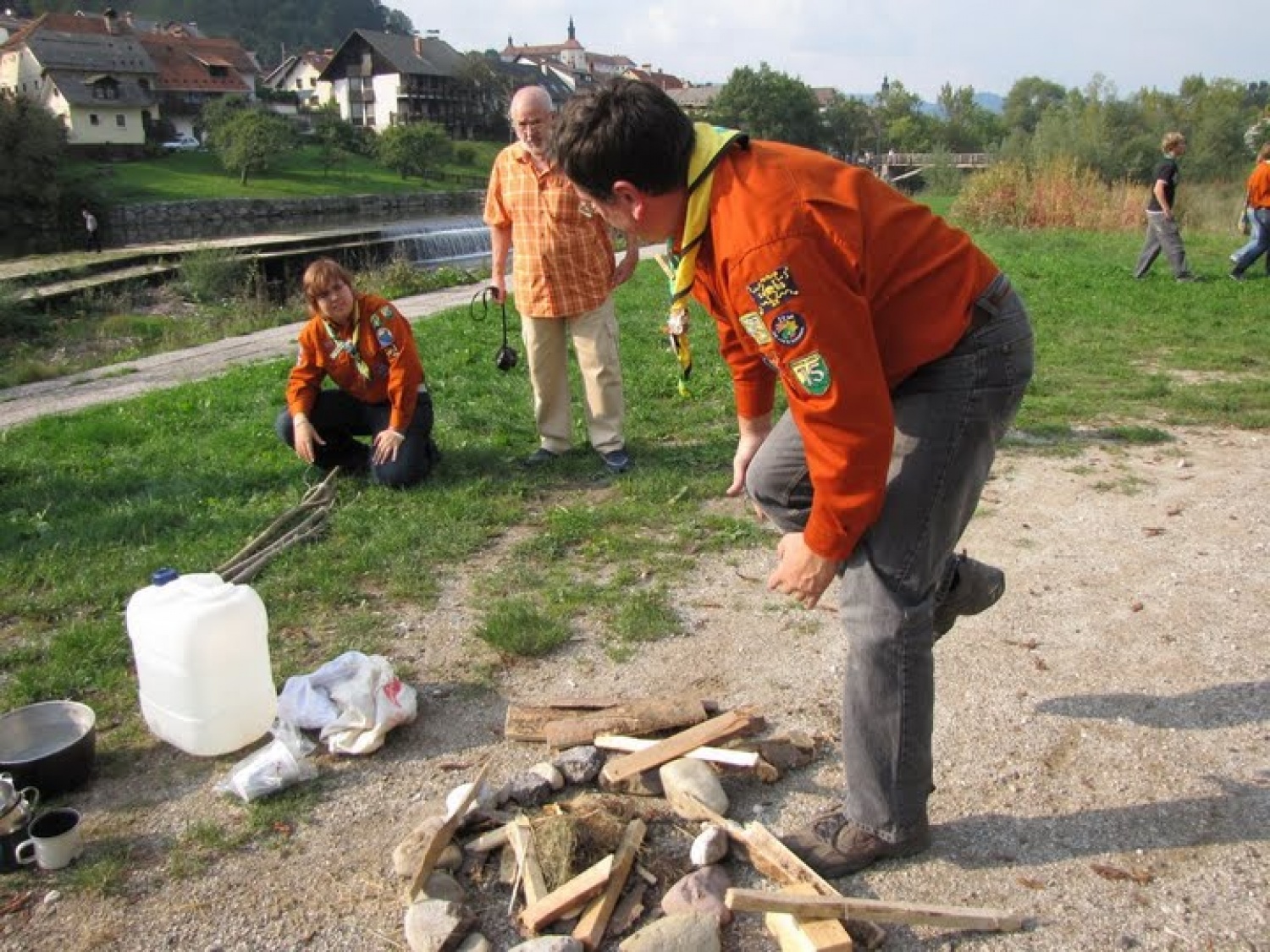 kuhanje čaja iz koprive in melise