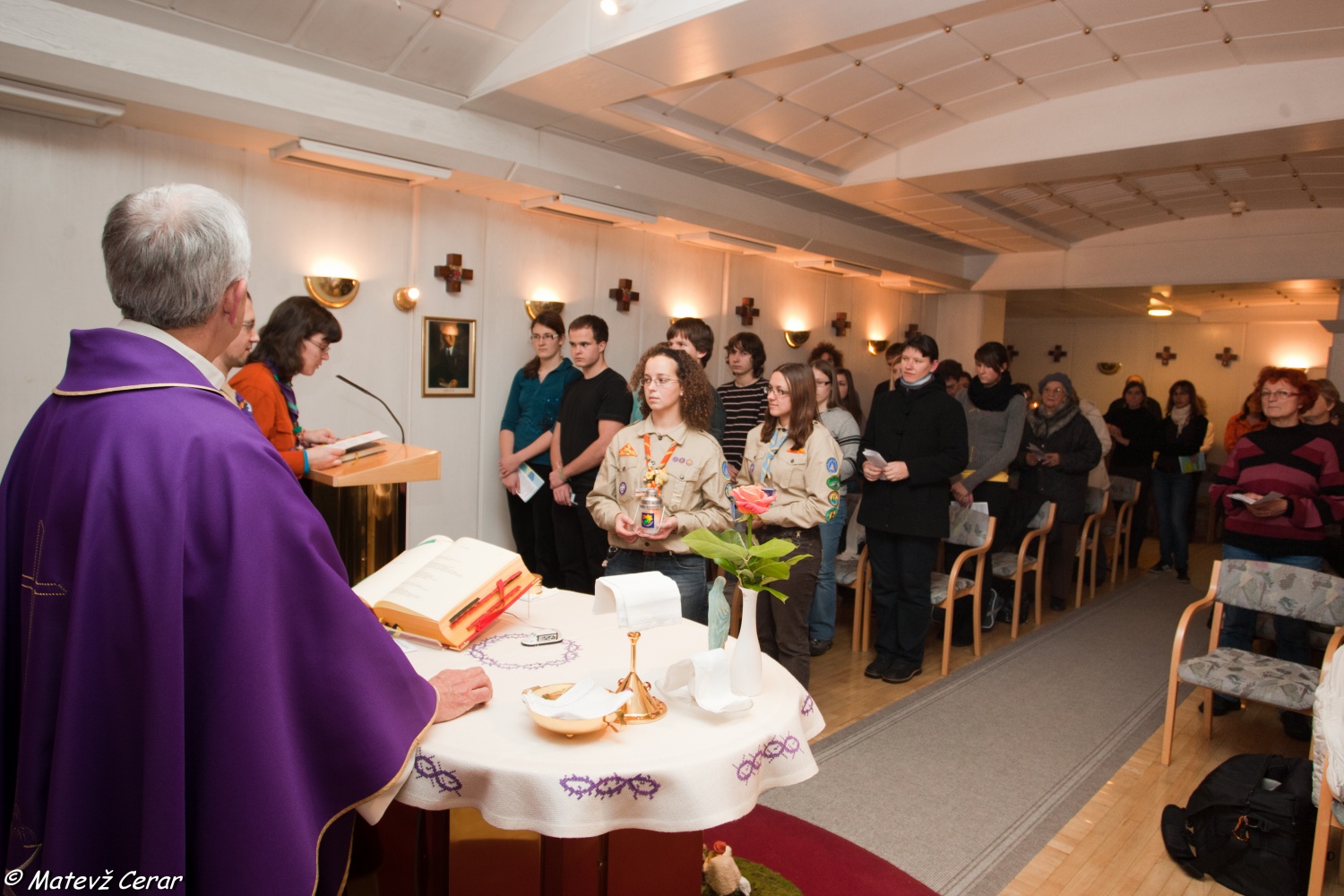 Uradni sprejemi luči miru iz Betlehema, ki so se vrstili od prihoda Luči v Slovenijo, so se zaključili z mašo v kapeli Kliničnega centra.