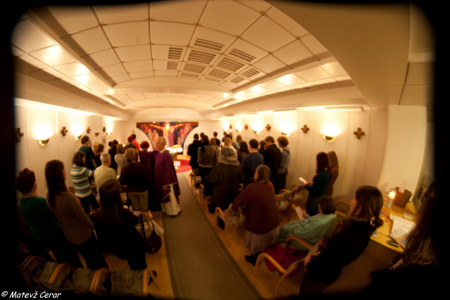 Uradni sprejemi luči miru iz Betlehema, ki so se vrstili od prihoda Luči v Slovenijo, so se zaključili z mašo v kapeli Kliničnega centra.