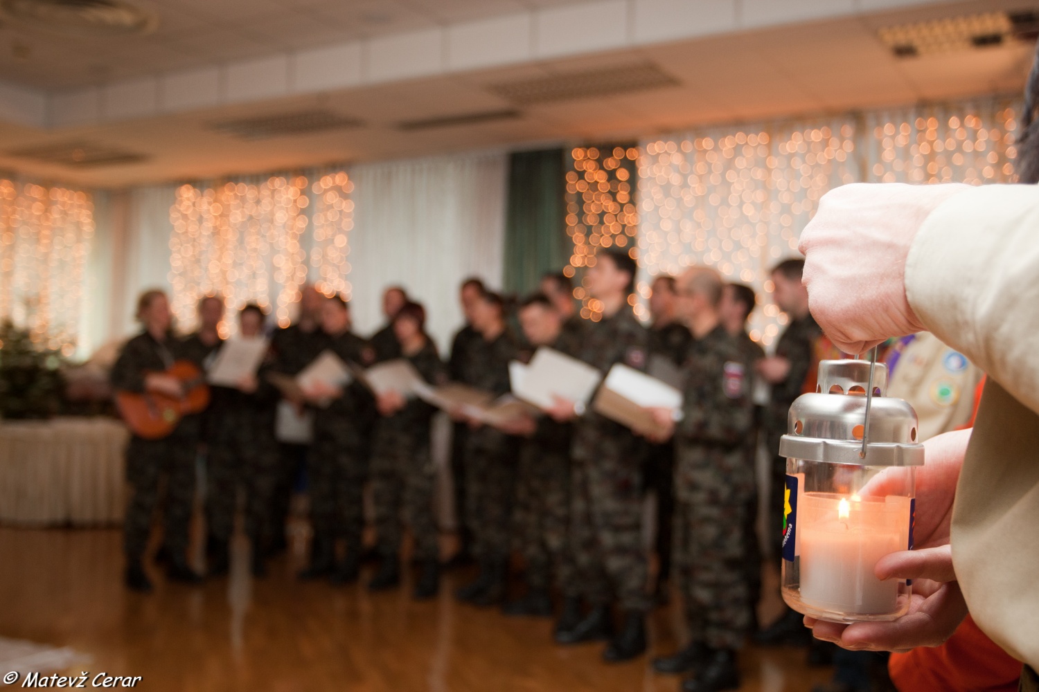 V ponedeljek, 20. 12., smo skavti in taborniki Luč Miru iz Betlehema najprej ponesli na Ministrstvo za obrambo, malo pozneje pa še na policijo.
