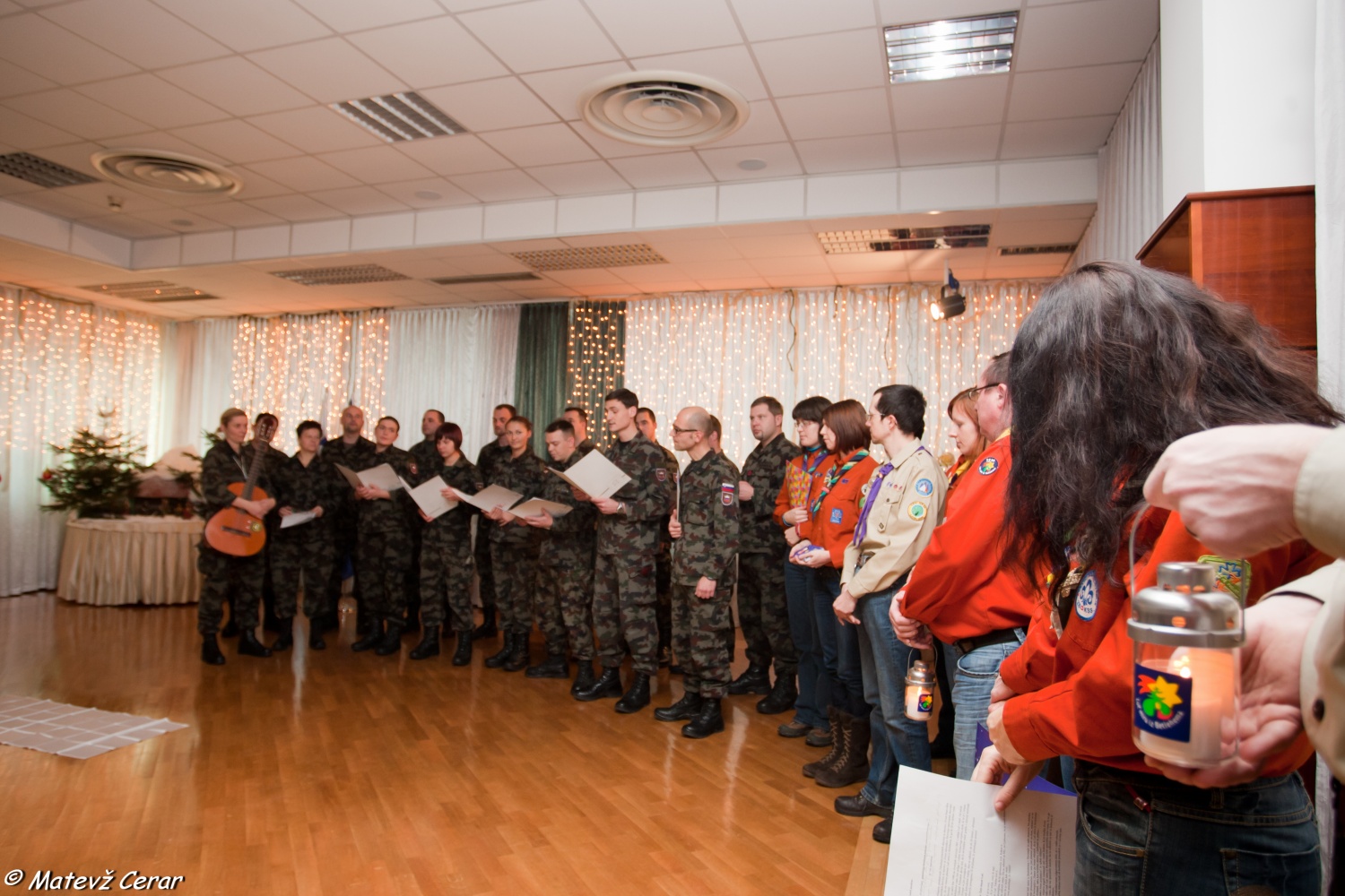 V ponedeljek, 20. 12., smo skavti in taborniki Luč Miru iz Betlehema najprej ponesli na Ministrstvo za obrambo, malo pozneje pa še na policijo.